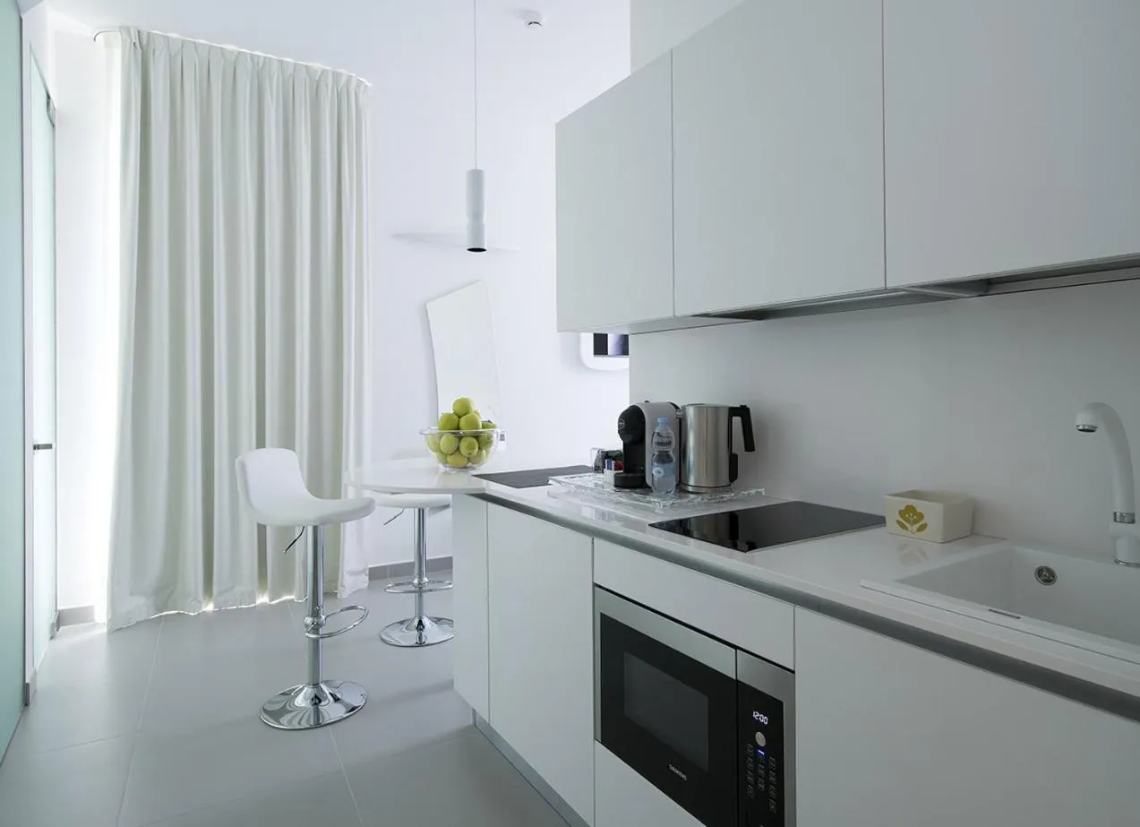 Kitchen or kitchenette in Gatto Bianco Mia Aparthotel