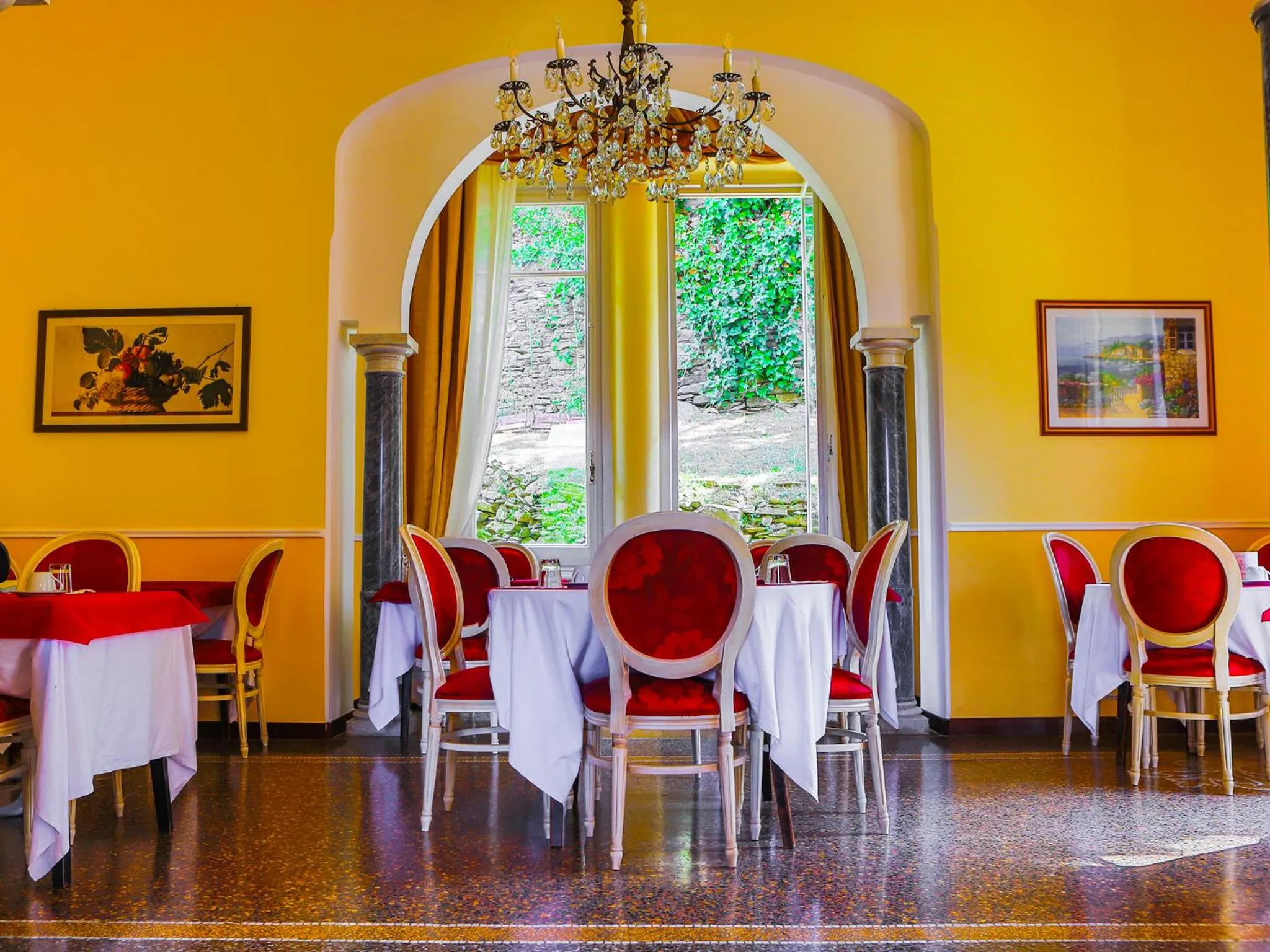 Communal lounge/ TV room in Hotel Delle Rose