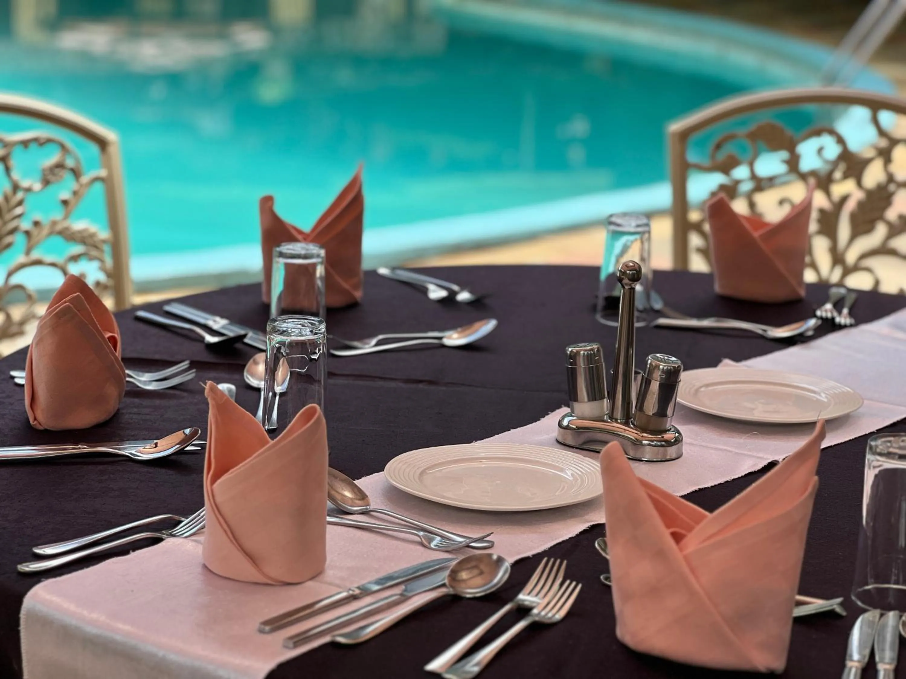 Restaurant/places to eat in Nokras Riverine Hotel & Spa