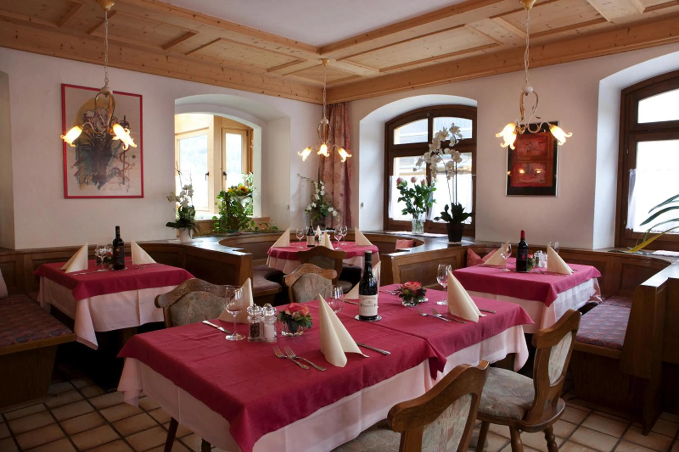 Restaurant/places to eat in Hotel Astras