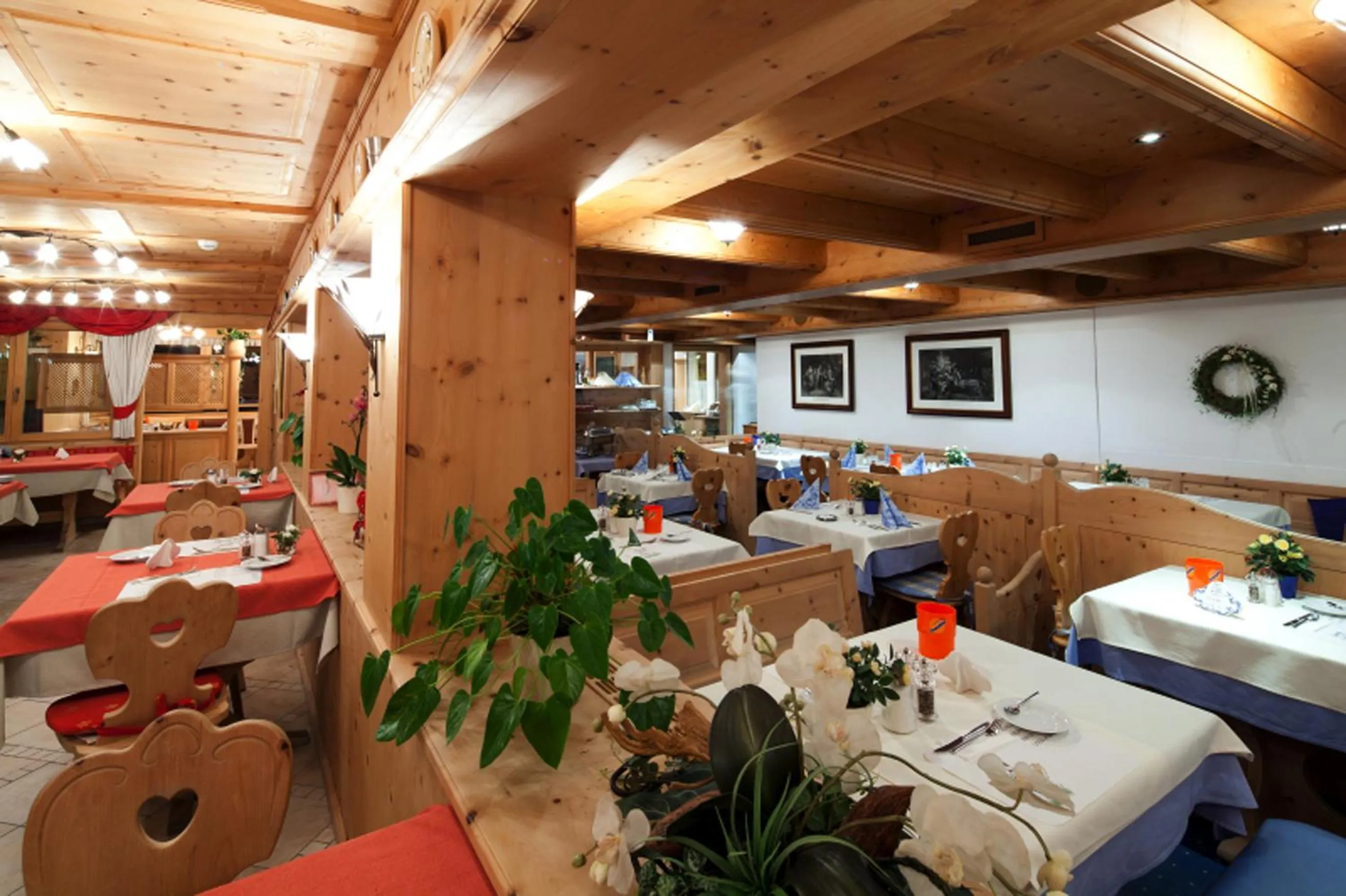 Restaurant/places to eat in Hotel Astras