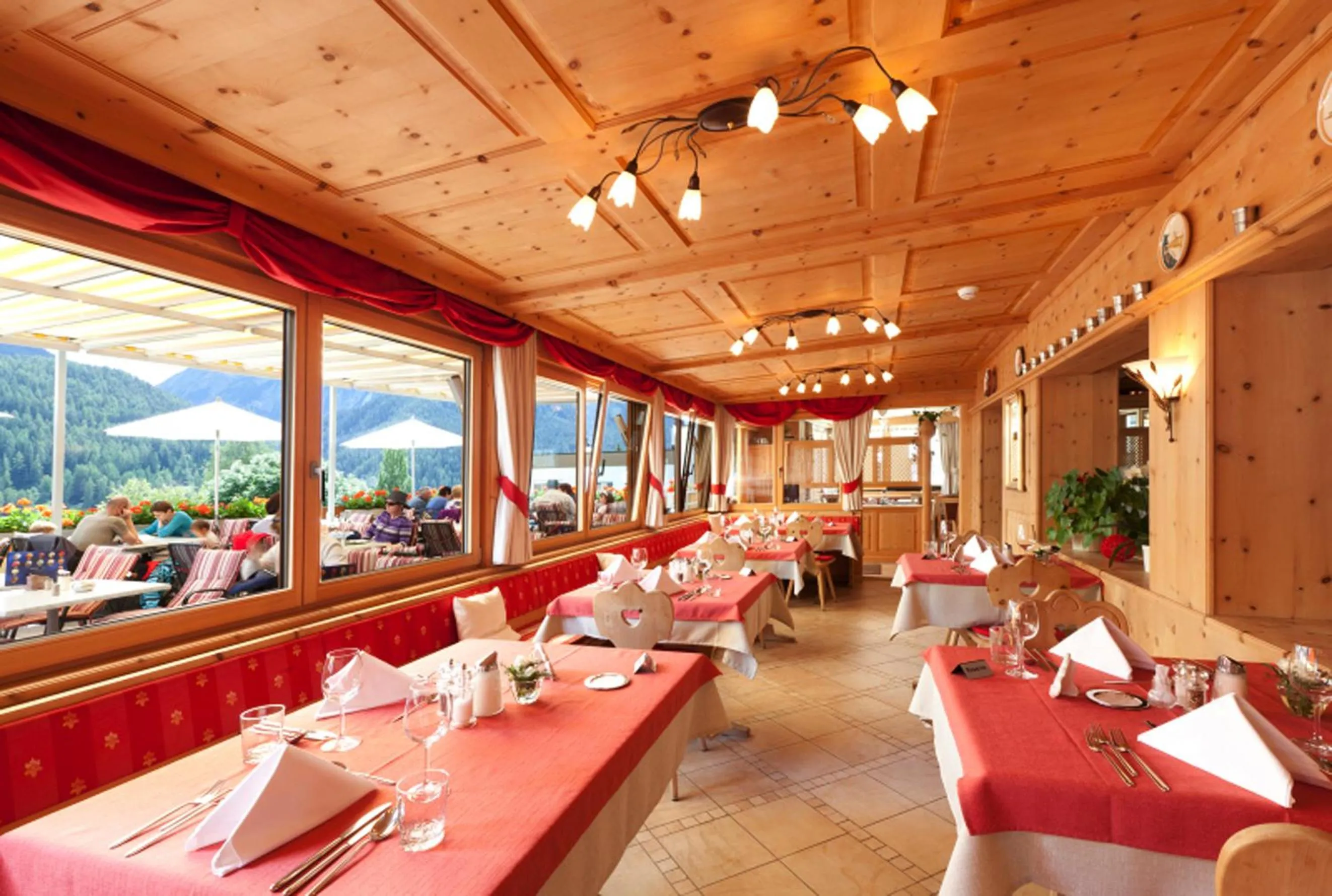 Restaurant/places to eat in Hotel Astras