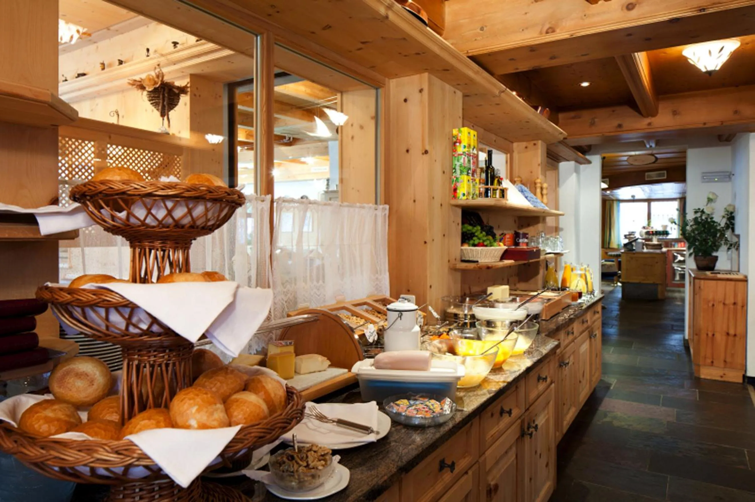 Restaurant/places to eat in Hotel Astras