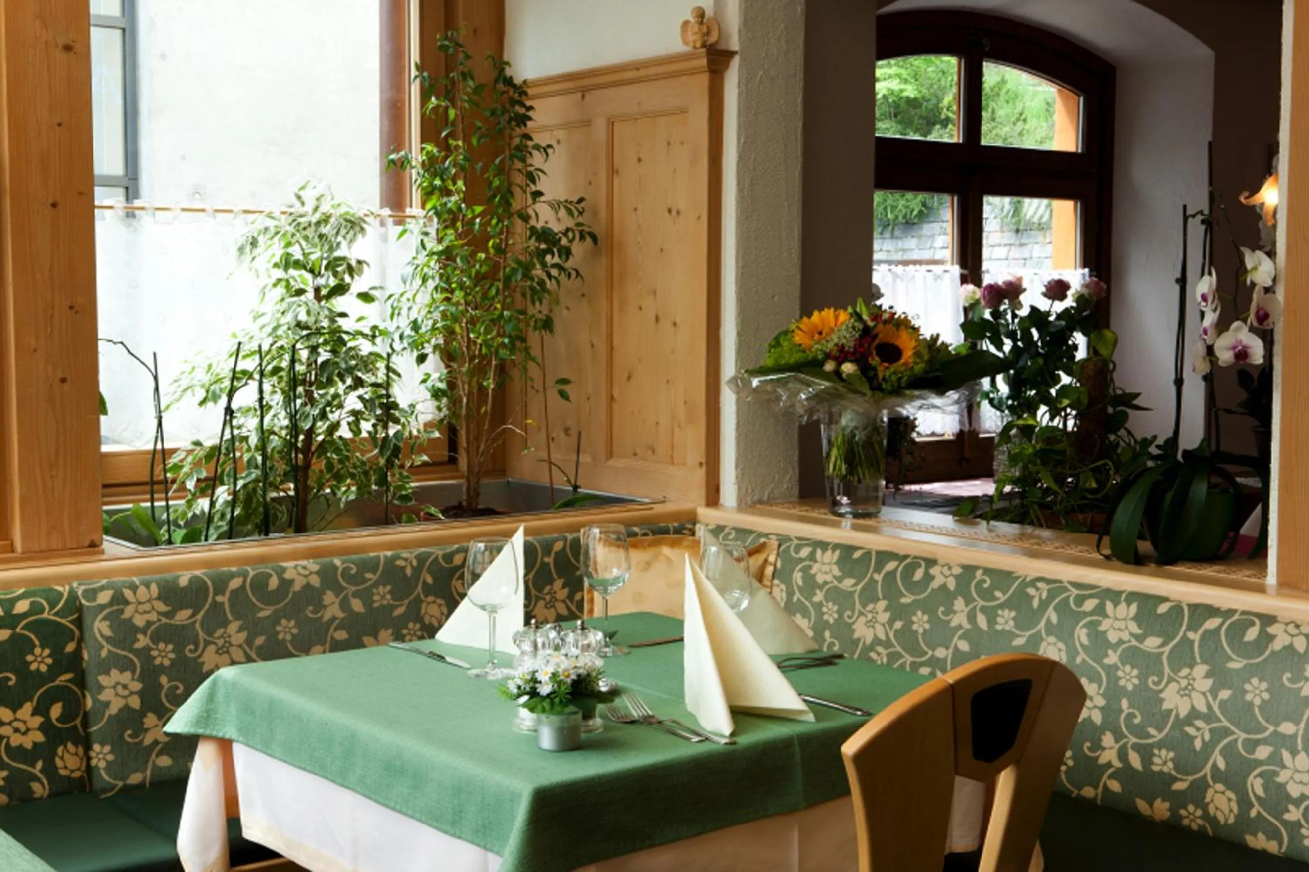 Restaurant/places to eat in Hotel Astras