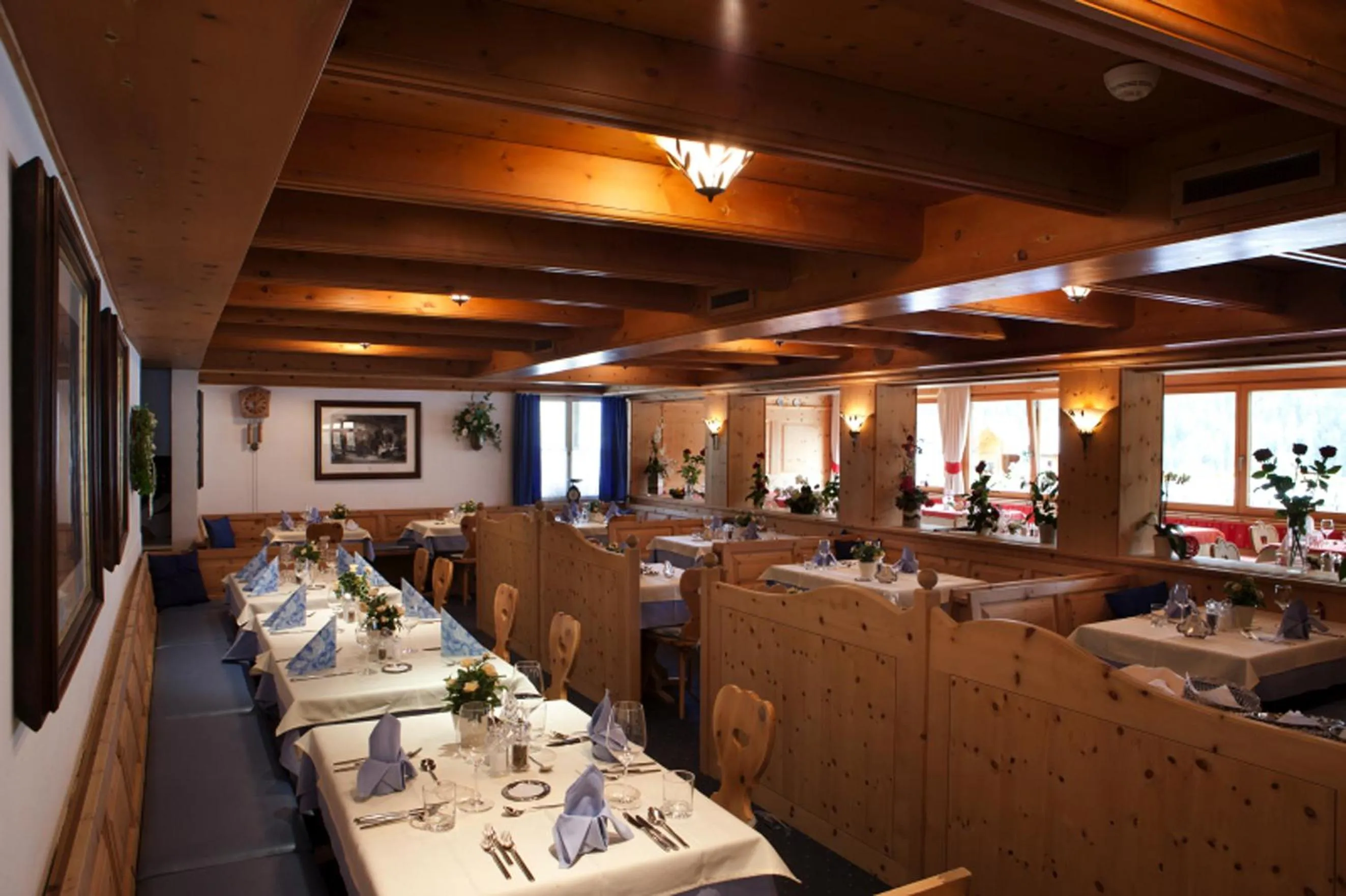 Restaurant/places to eat in Hotel Astras