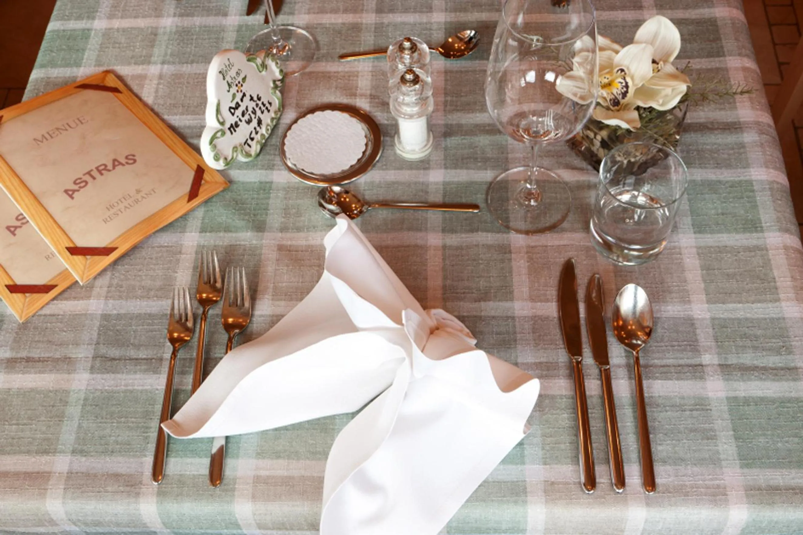 Restaurant/places to eat in Hotel Astras