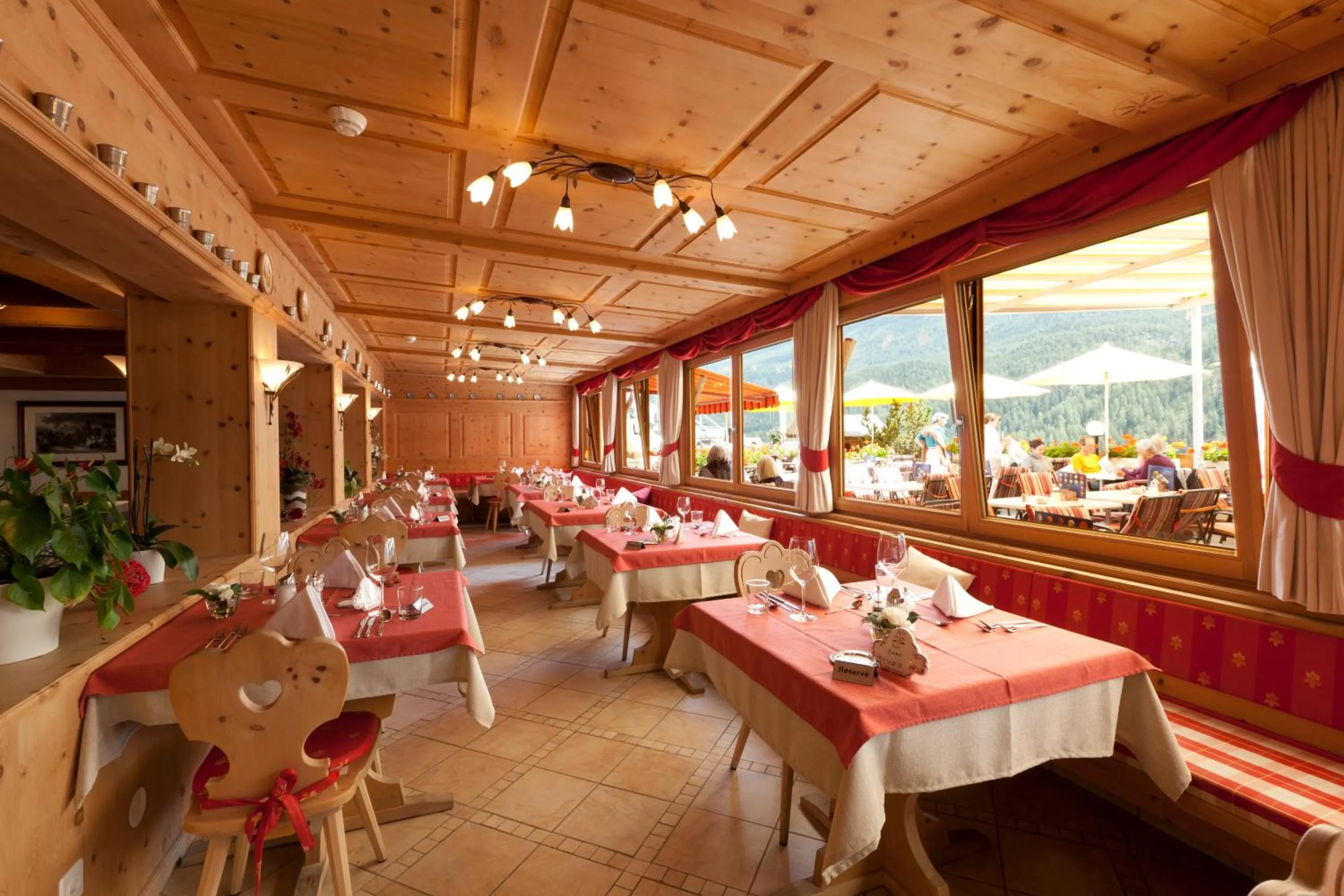 Restaurant/places to eat in Hotel Astras