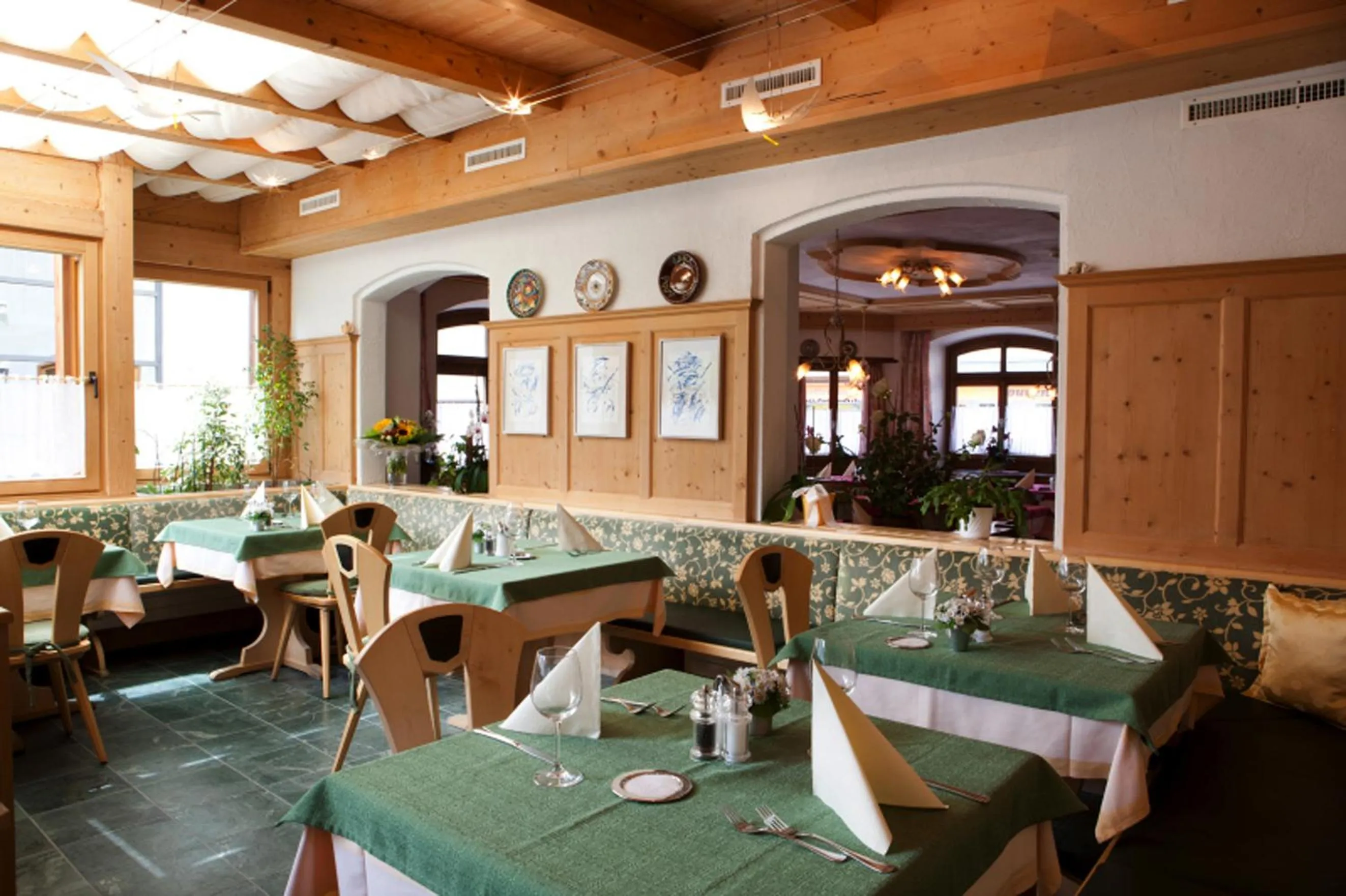 Restaurant/places to eat in Hotel Astras
