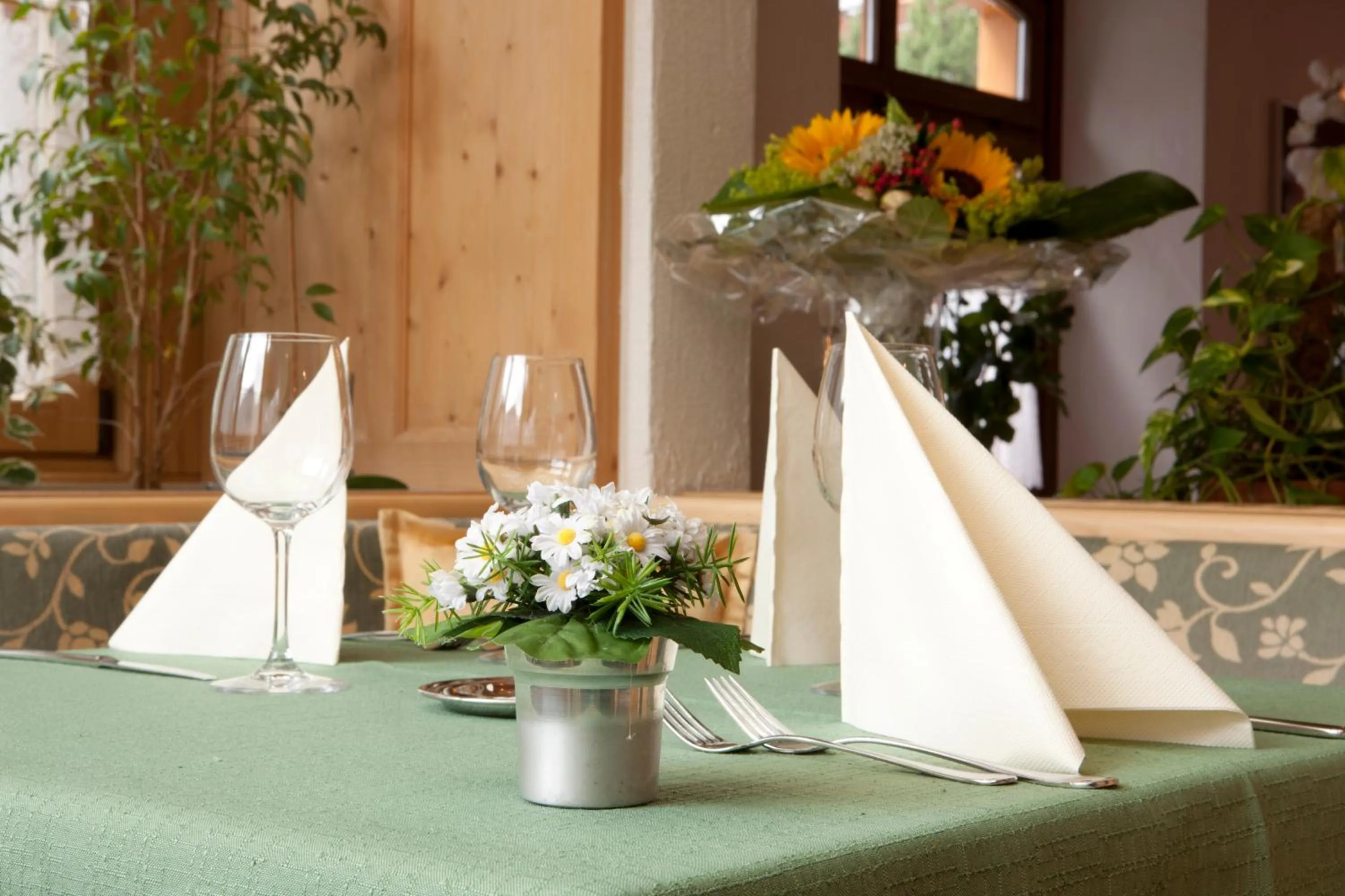 Restaurant/places to eat in Hotel Astras