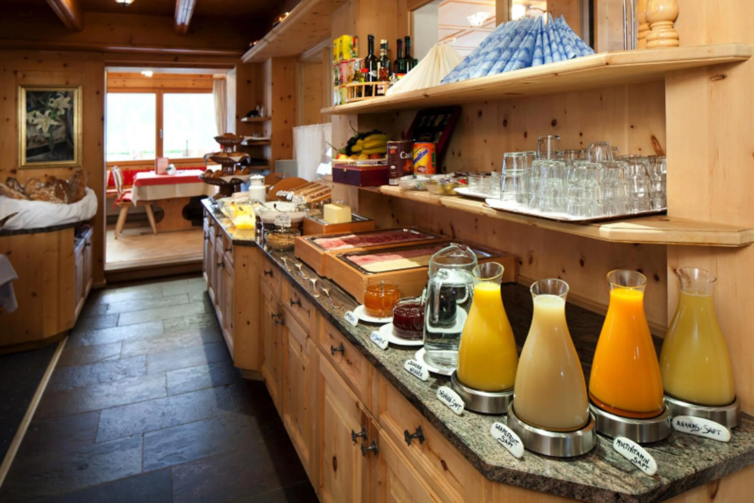 Restaurant/places to eat in Hotel Astras