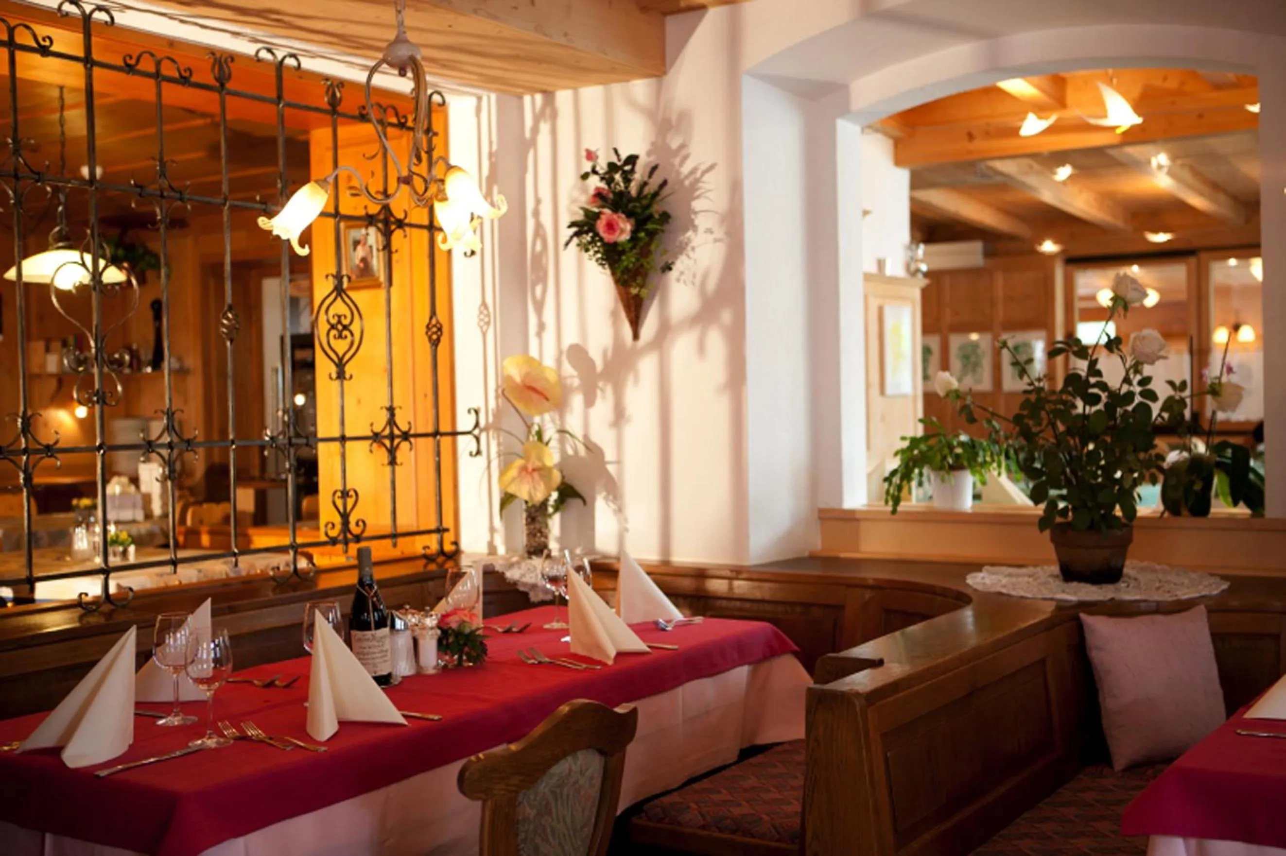 Restaurant/places to eat in Hotel Astras