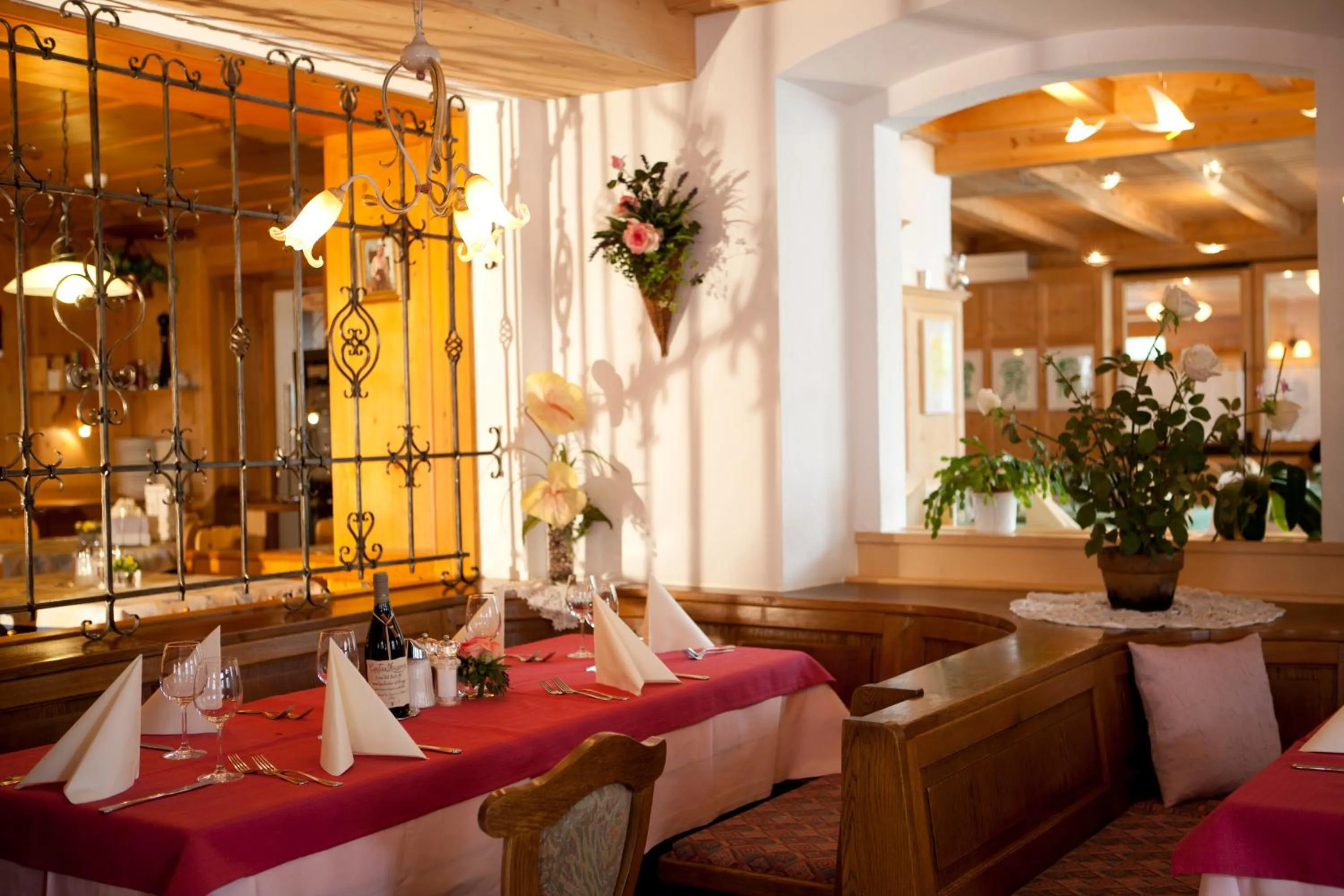 Restaurant/places to eat in Hotel Astras