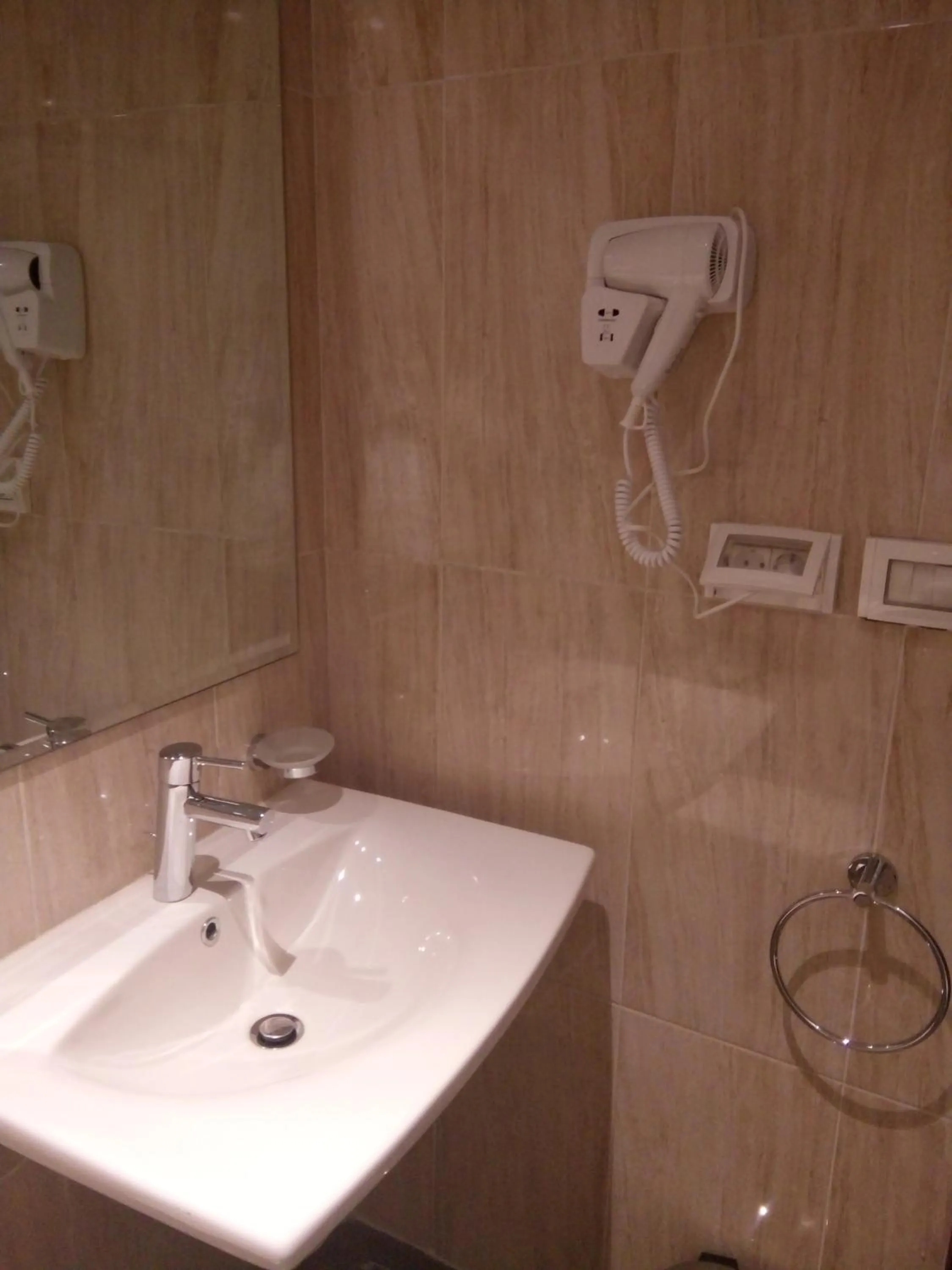 Bathroom in Tolip Golden Plaza