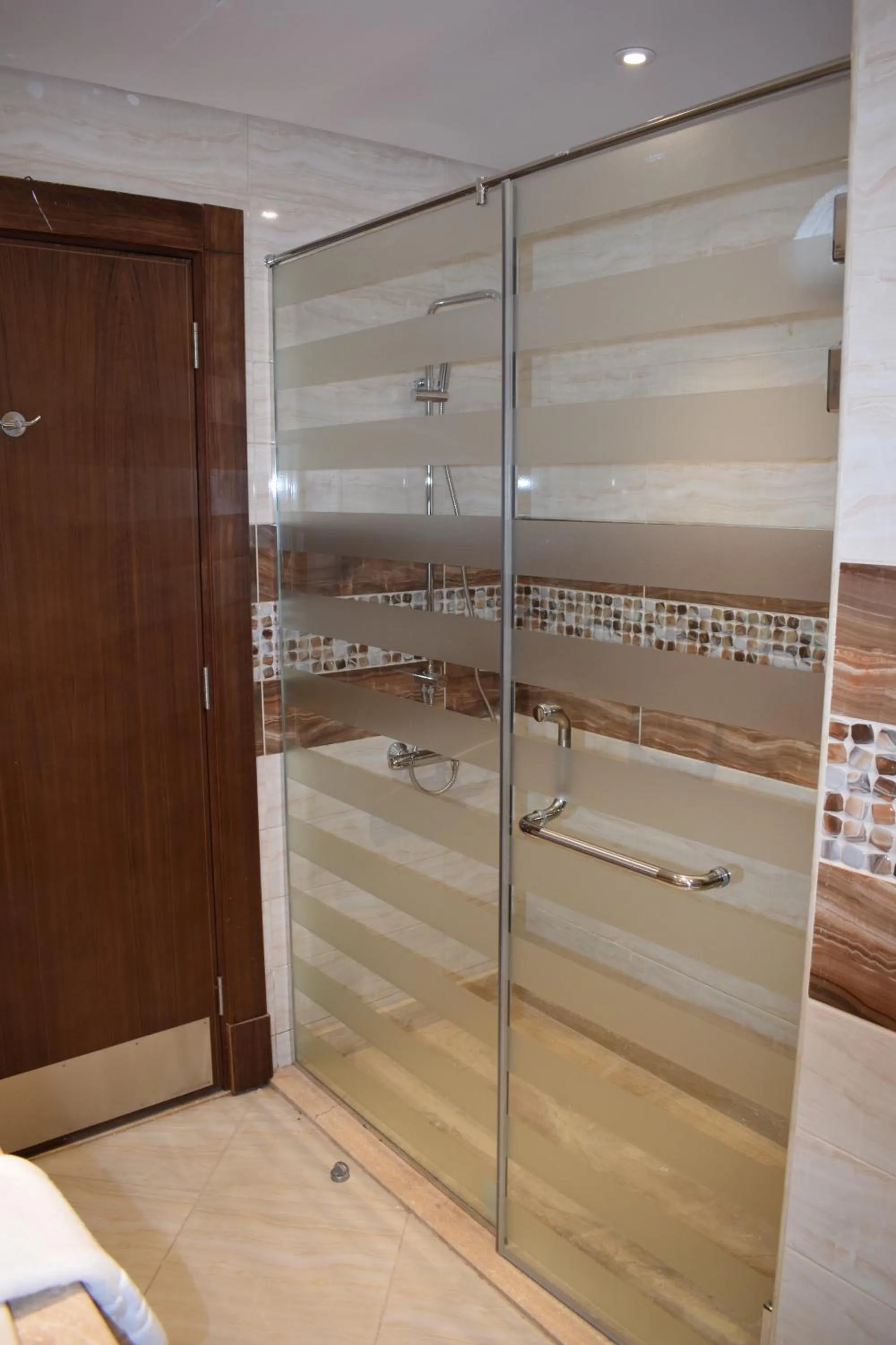 Bathroom in Tolip Golden Plaza