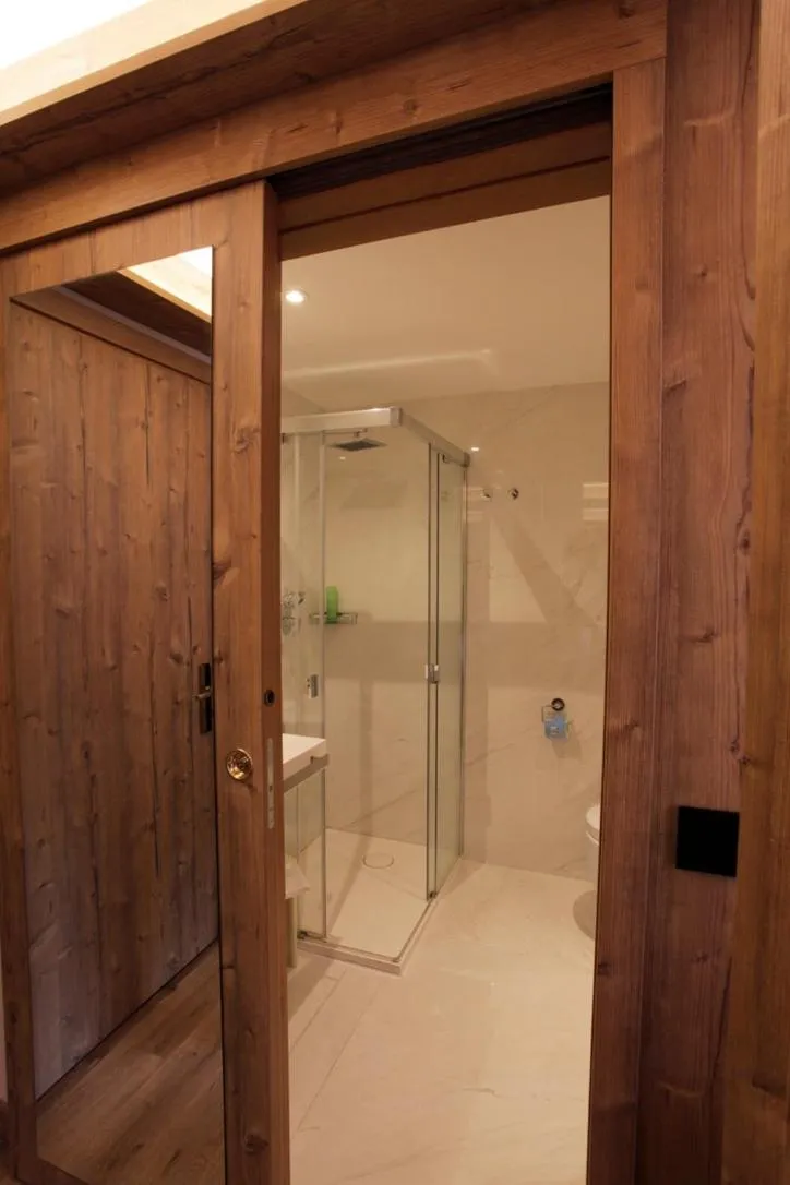 Shower in Hotel Cima Rosetta - BW Signature Collection