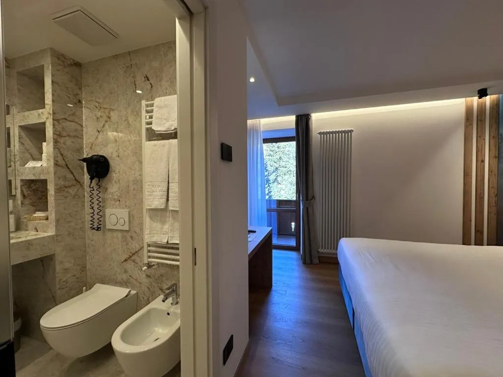 Toilet, Bed in Hotel Cima Rosetta - BW Signature Collection