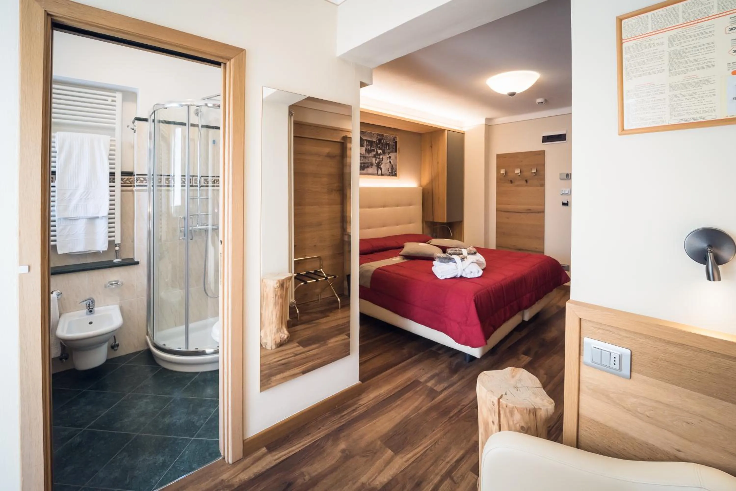Shower, Bed in Hotel Alle Alpi