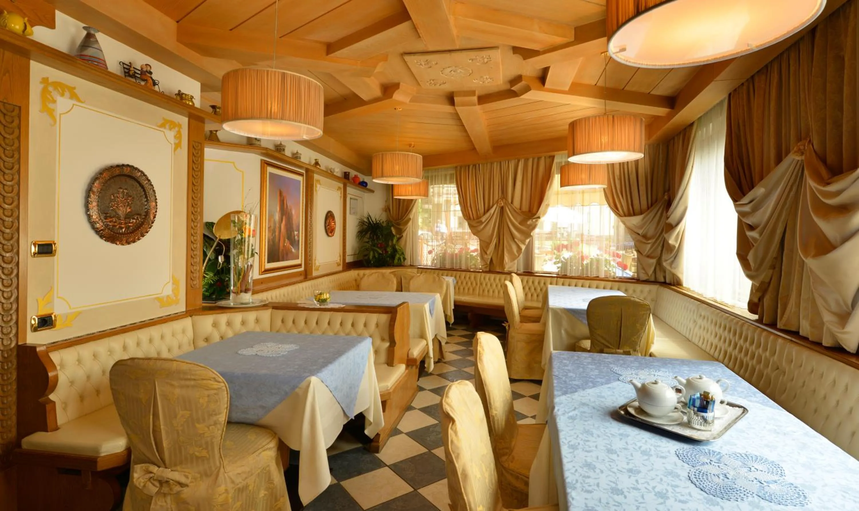 Communal lounge/ TV room in Hotel Alle Alpi