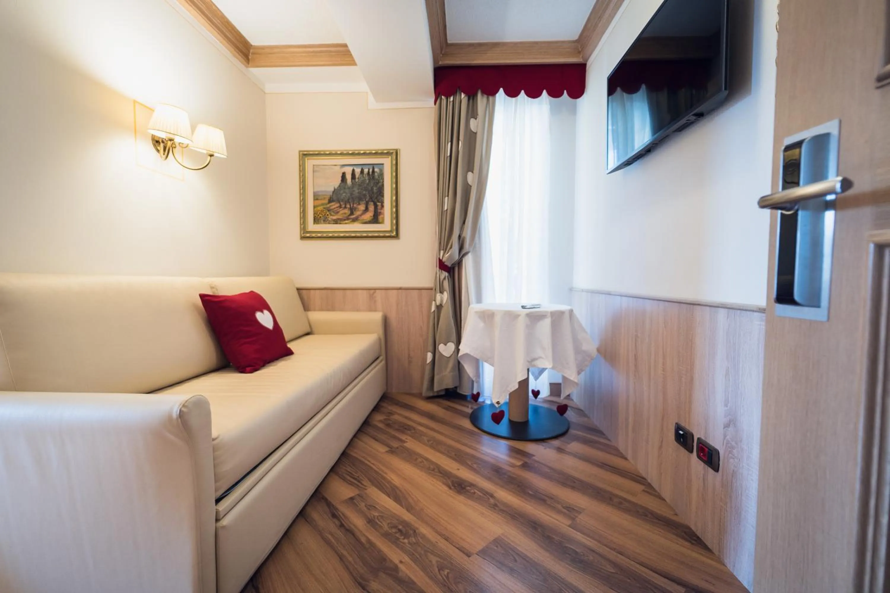 Communal lounge/ TV room in Hotel Alle Alpi