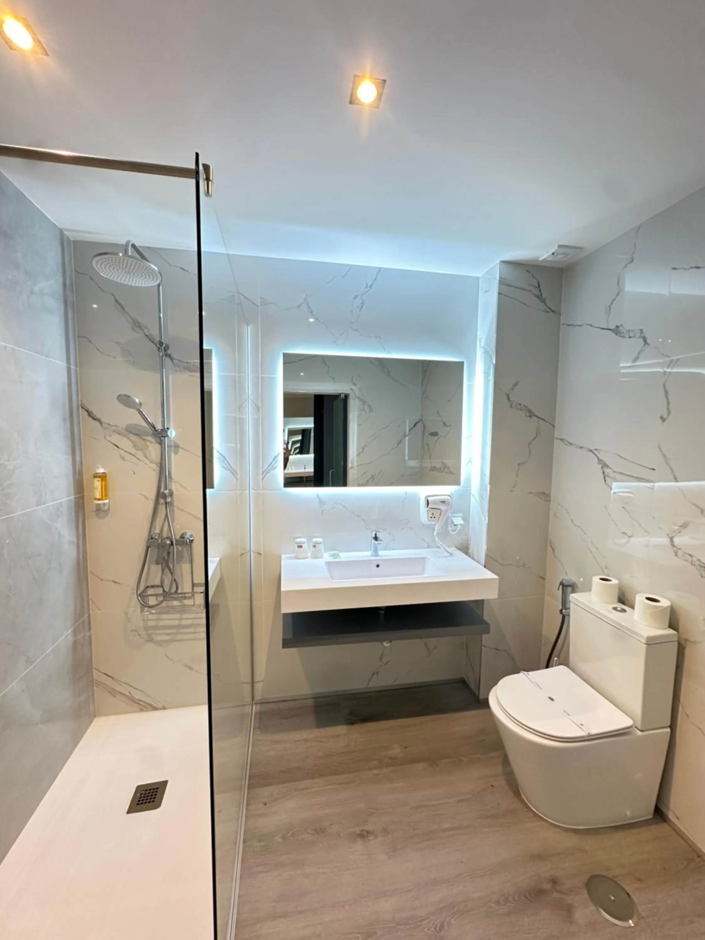 Shower, Bed in Hotel Atlantida Sol