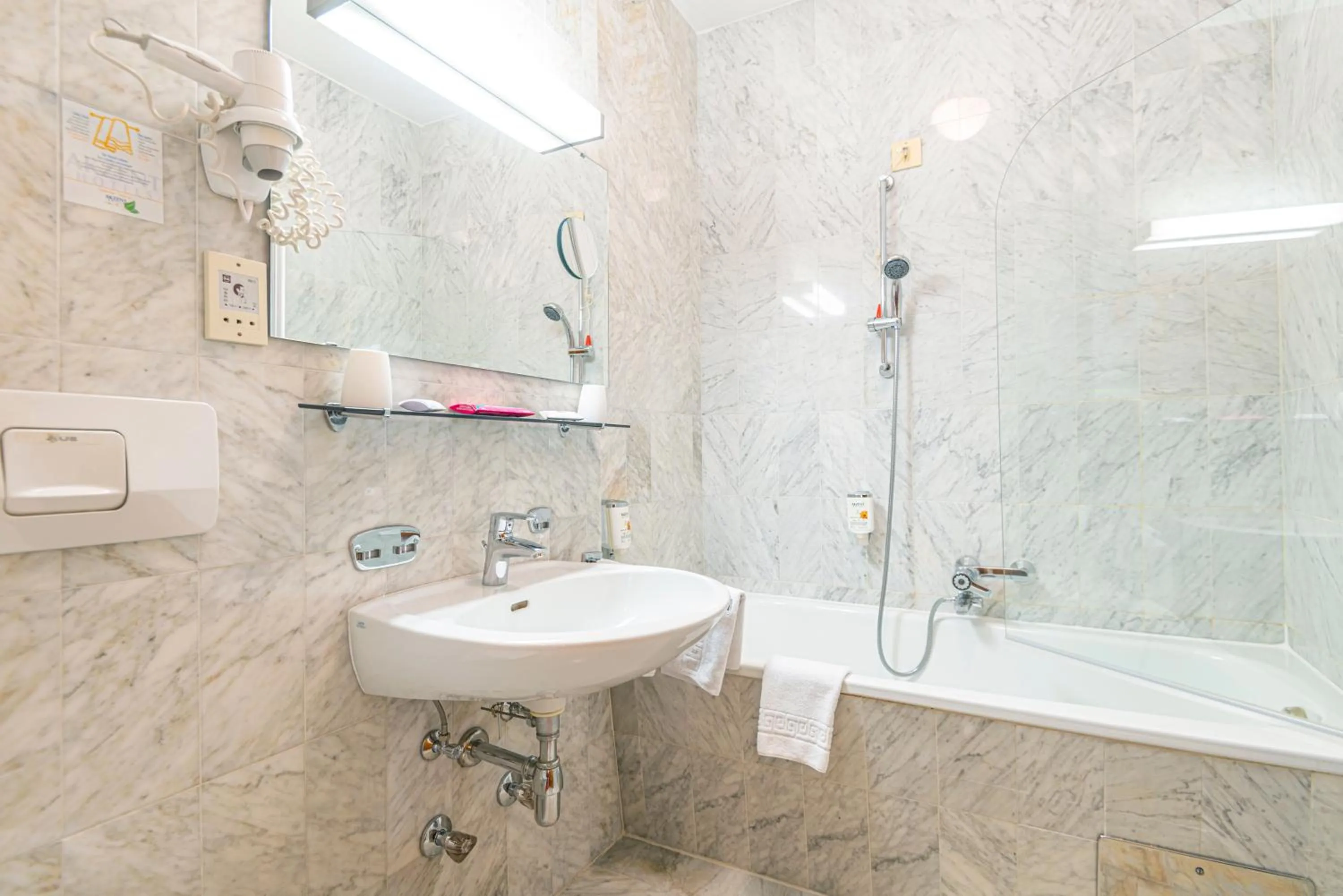 Bathroom in Hotel Germania Gastein - ganzjährig inklusive Alpentherme Gastein & Sommersaison inklusive Gasteiner Bergbahnen