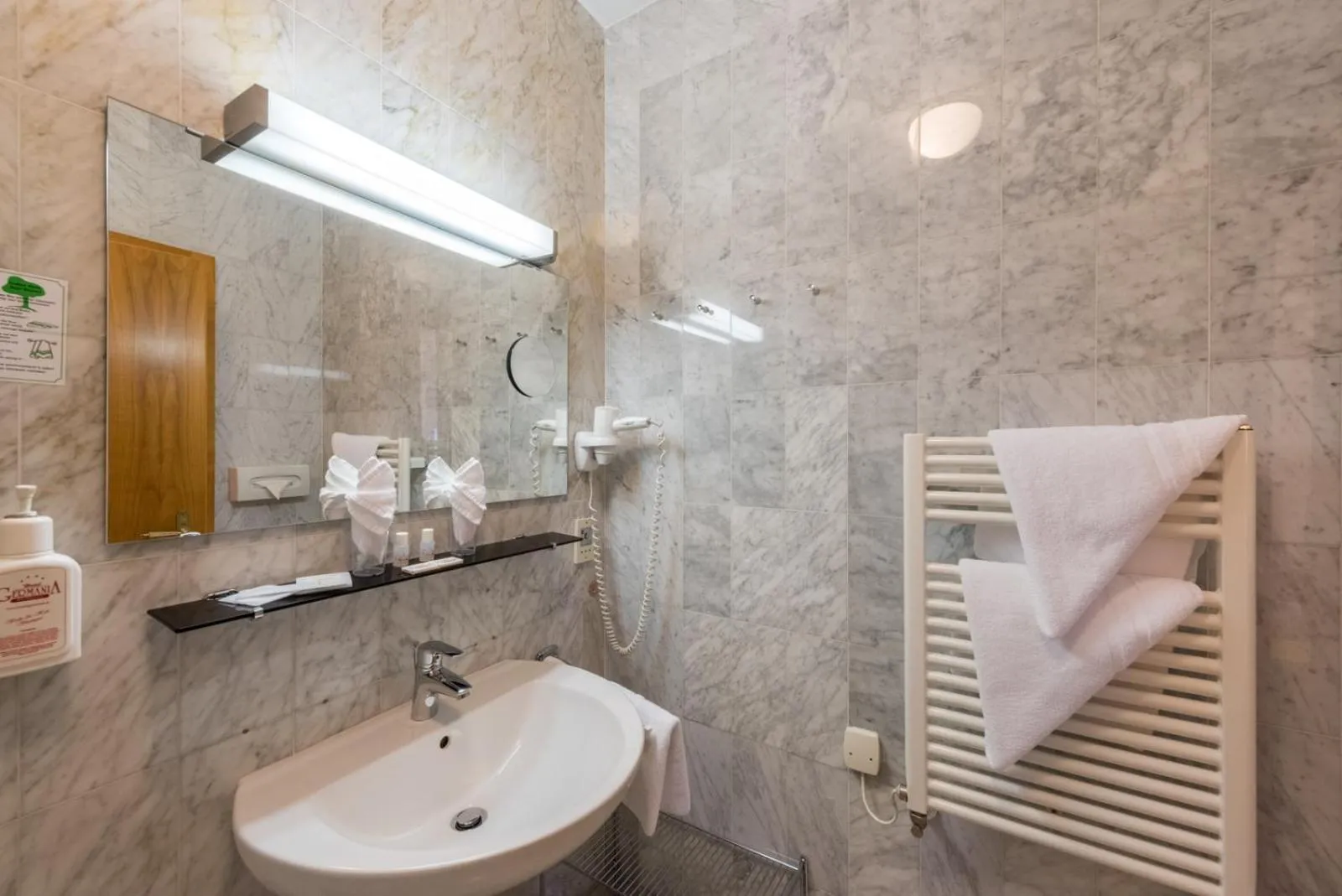 Bathroom in Hotel Germania Gastein - ganzjährig inklusive Alpentherme Gastein & Sommersaison inklusive Gasteiner Bergbahnen