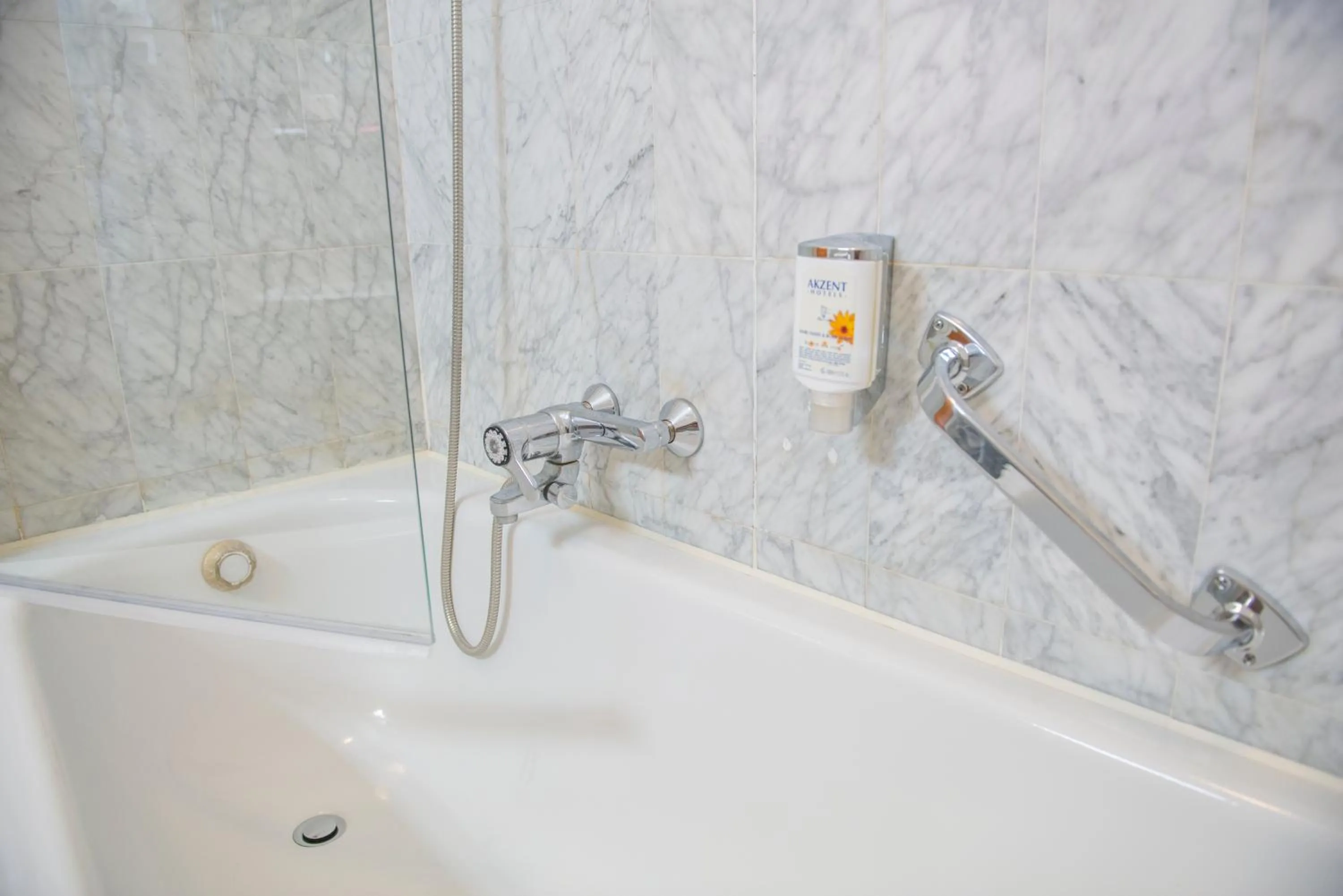 Bathroom in Hotel Germania Gastein - ganzjährig inklusive Alpentherme Gastein & Sommersaison inklusive Gasteiner Bergbahnen