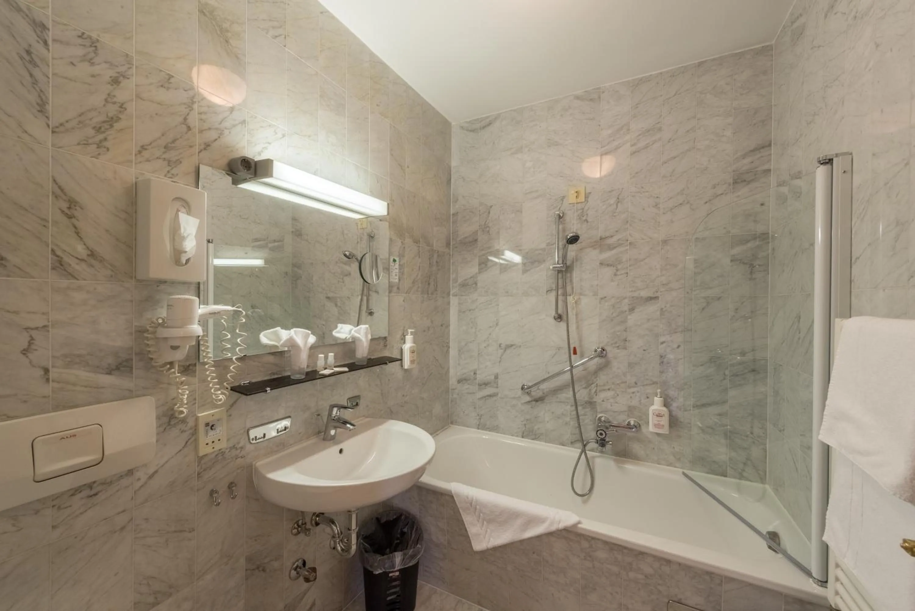 Shower in Hotel Germania Gastein - ganzjährig inklusive Alpentherme Gastein & Sommersaison inklusive Gasteiner Bergbahnen