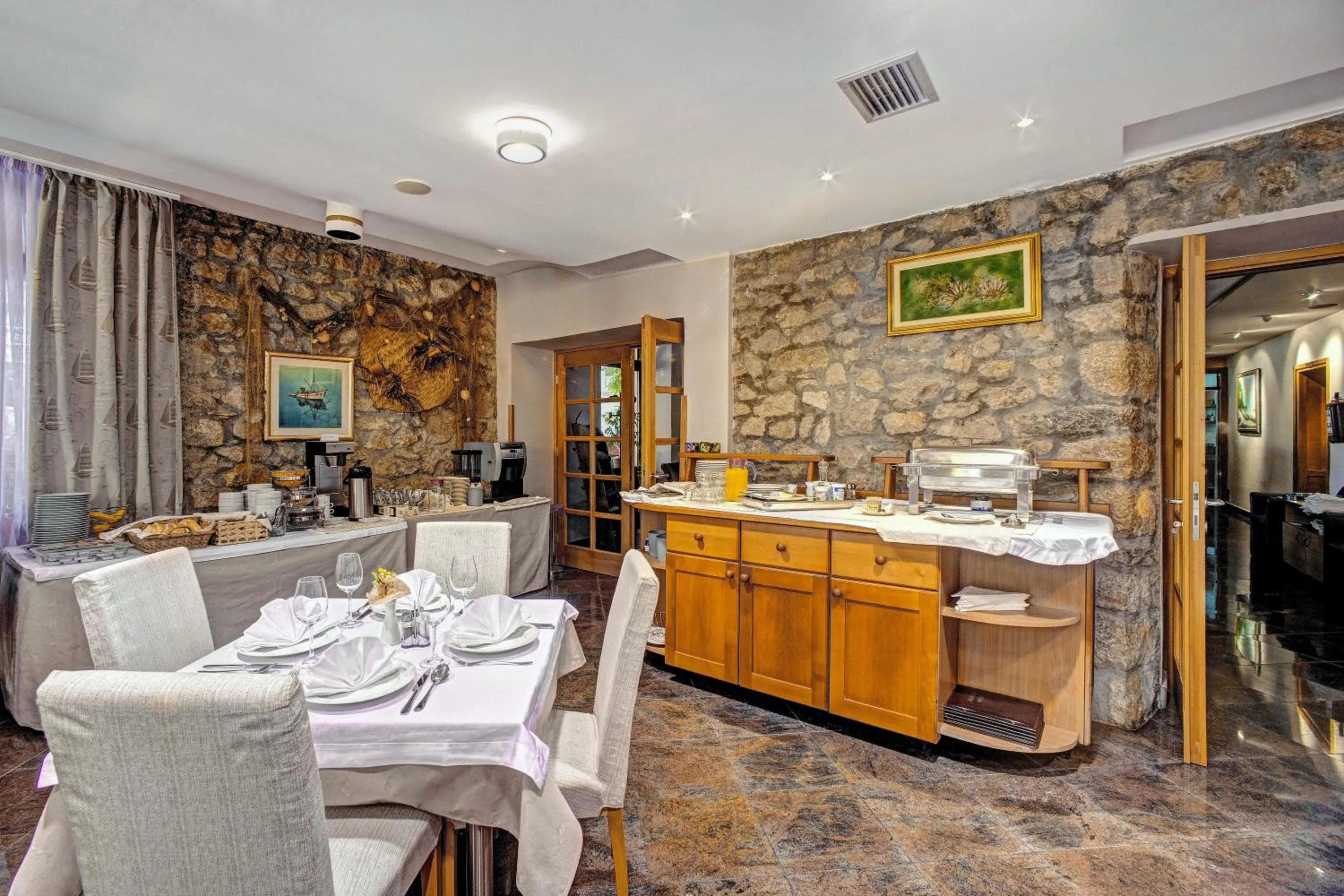 Restaurant/places to eat in Hotel Skradinski Buk