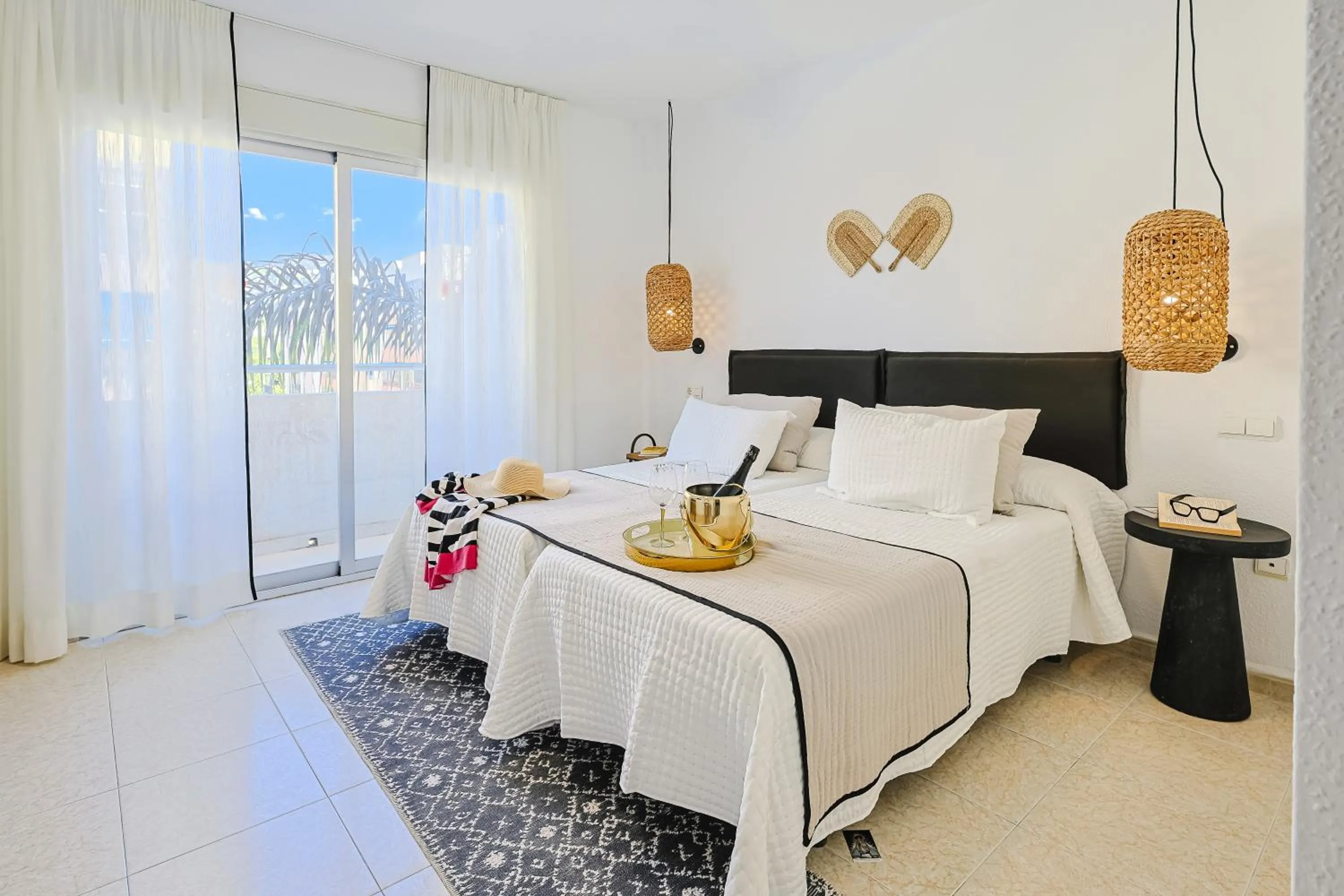 Balcony/Terrace, Bed in Hotel Olas de Almuñécar