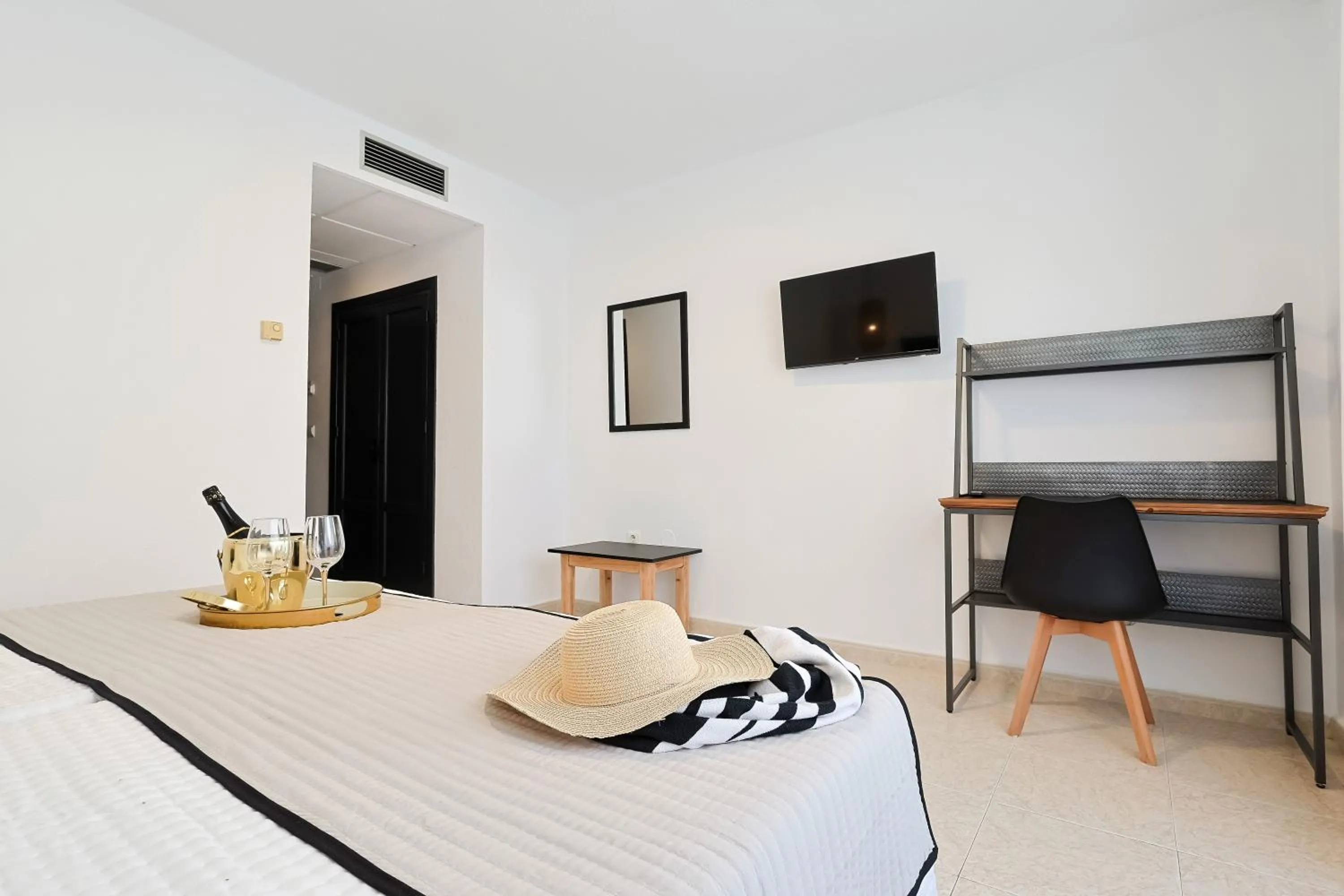 Bedroom, Bed in Hotel Olas de Almuñécar