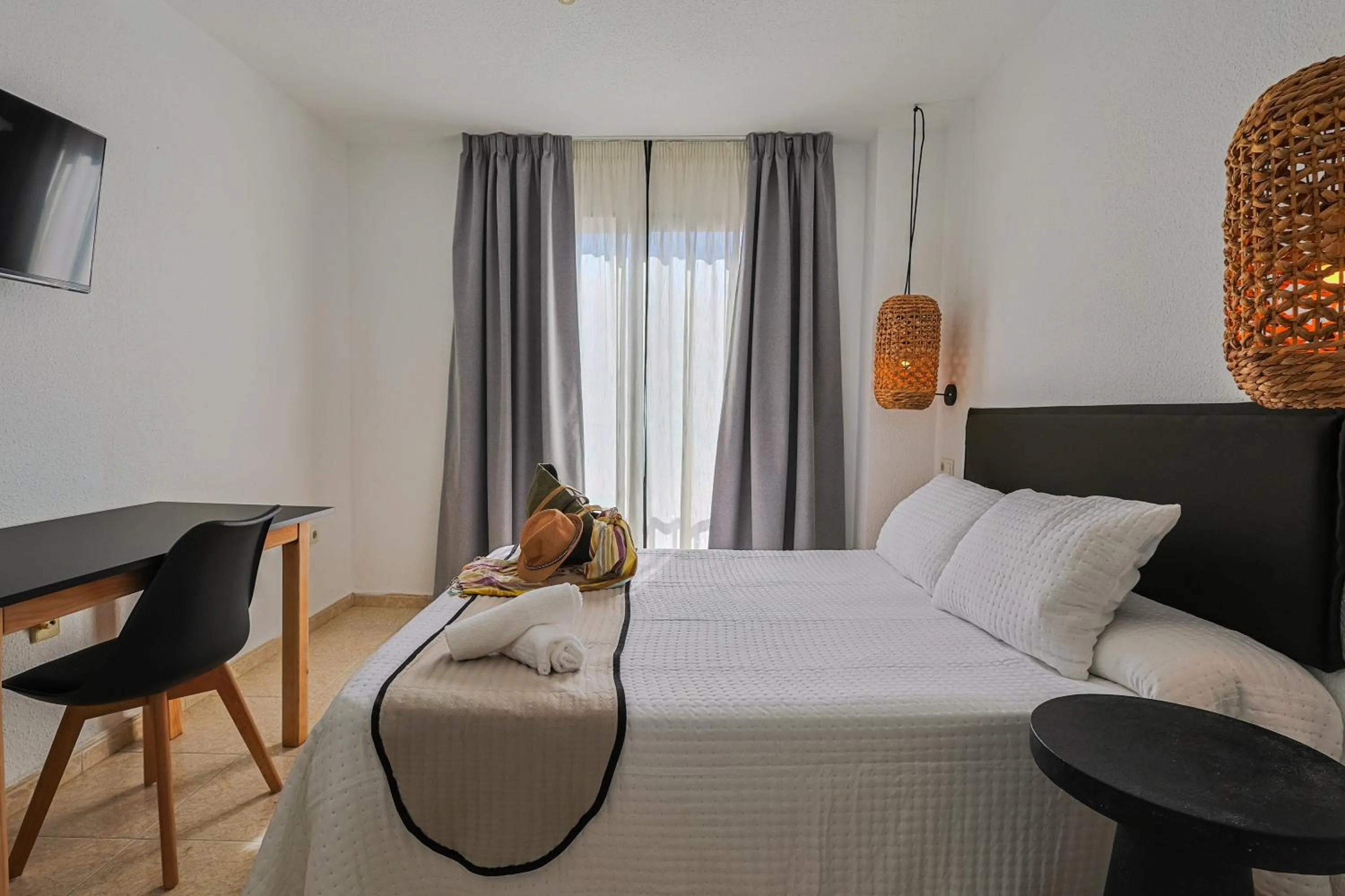 Bedroom, Bed in Hotel Olas de Almuñécar