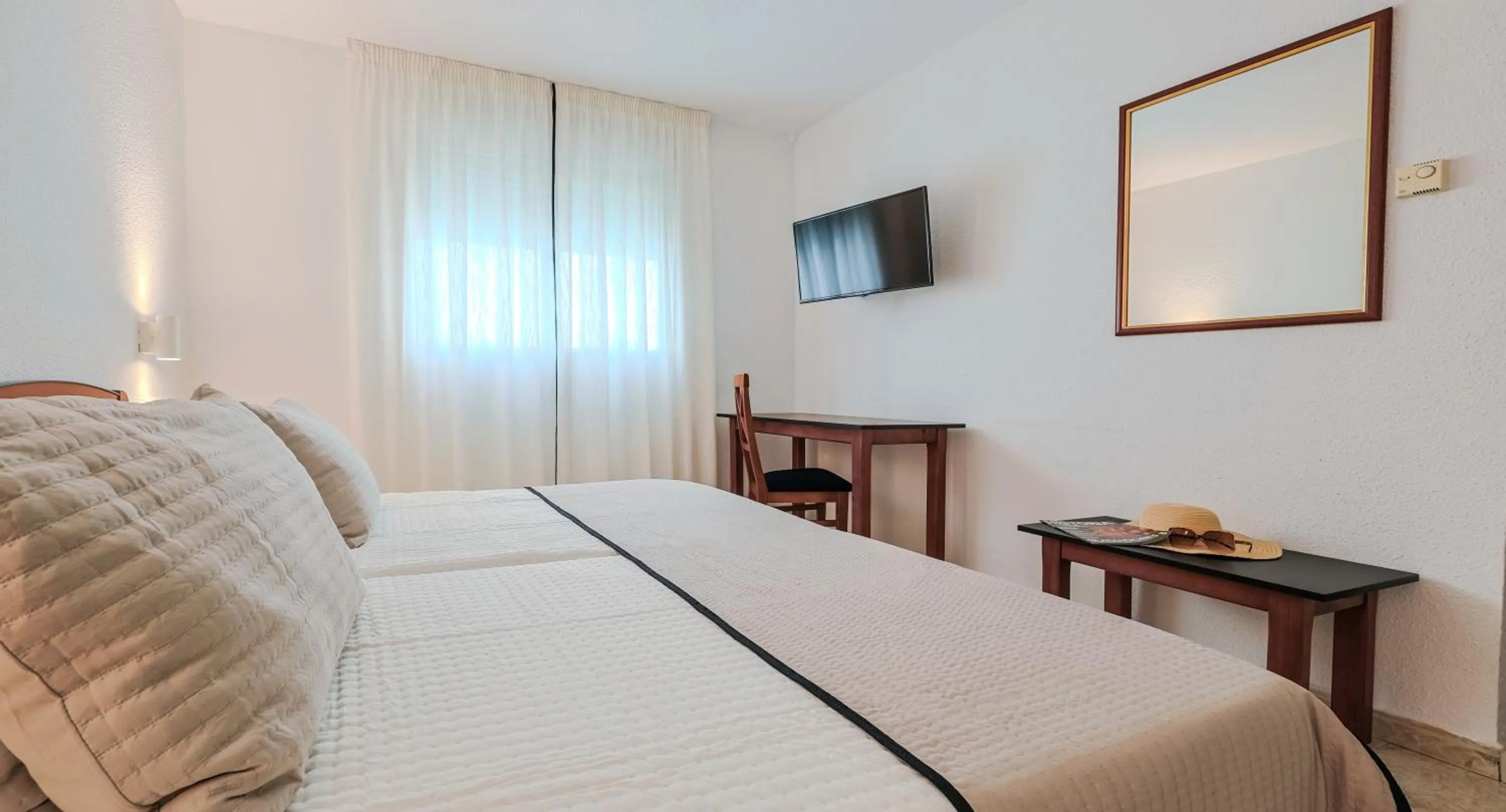 Bedroom, Bed in Hotel Olas de Almuñécar