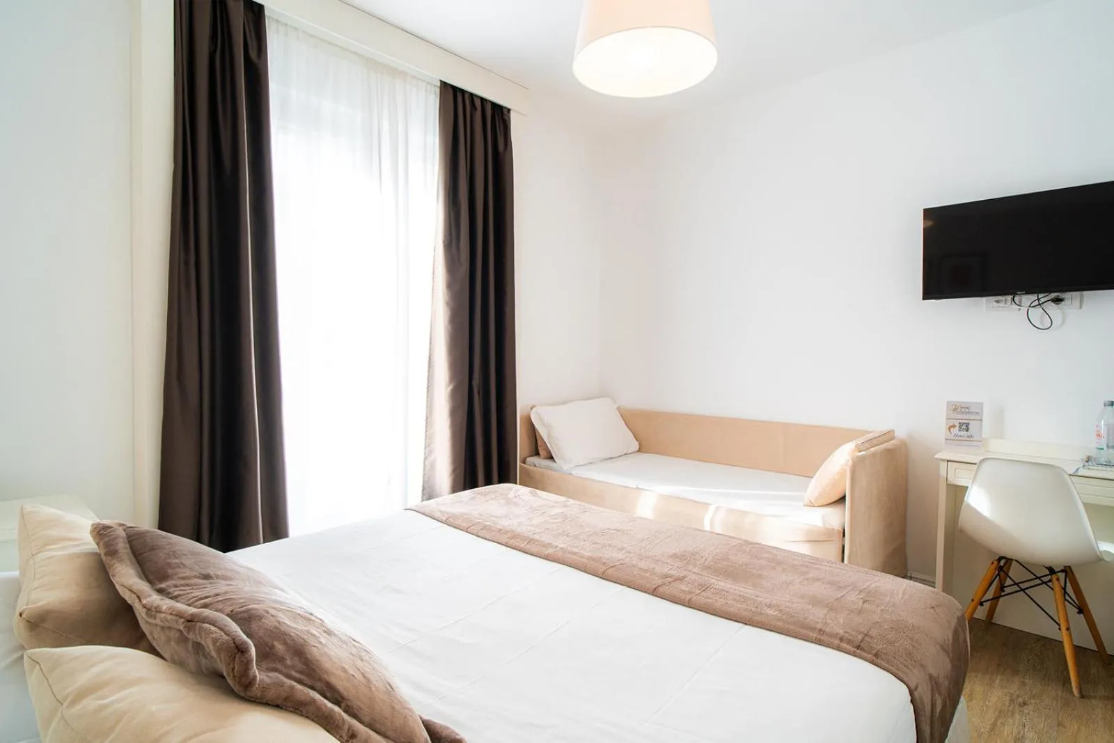Bed in Hotel Continental