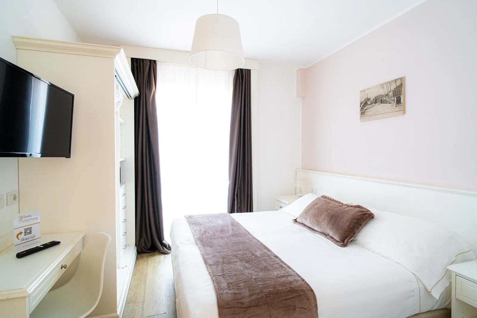 Bed in Hotel Continental