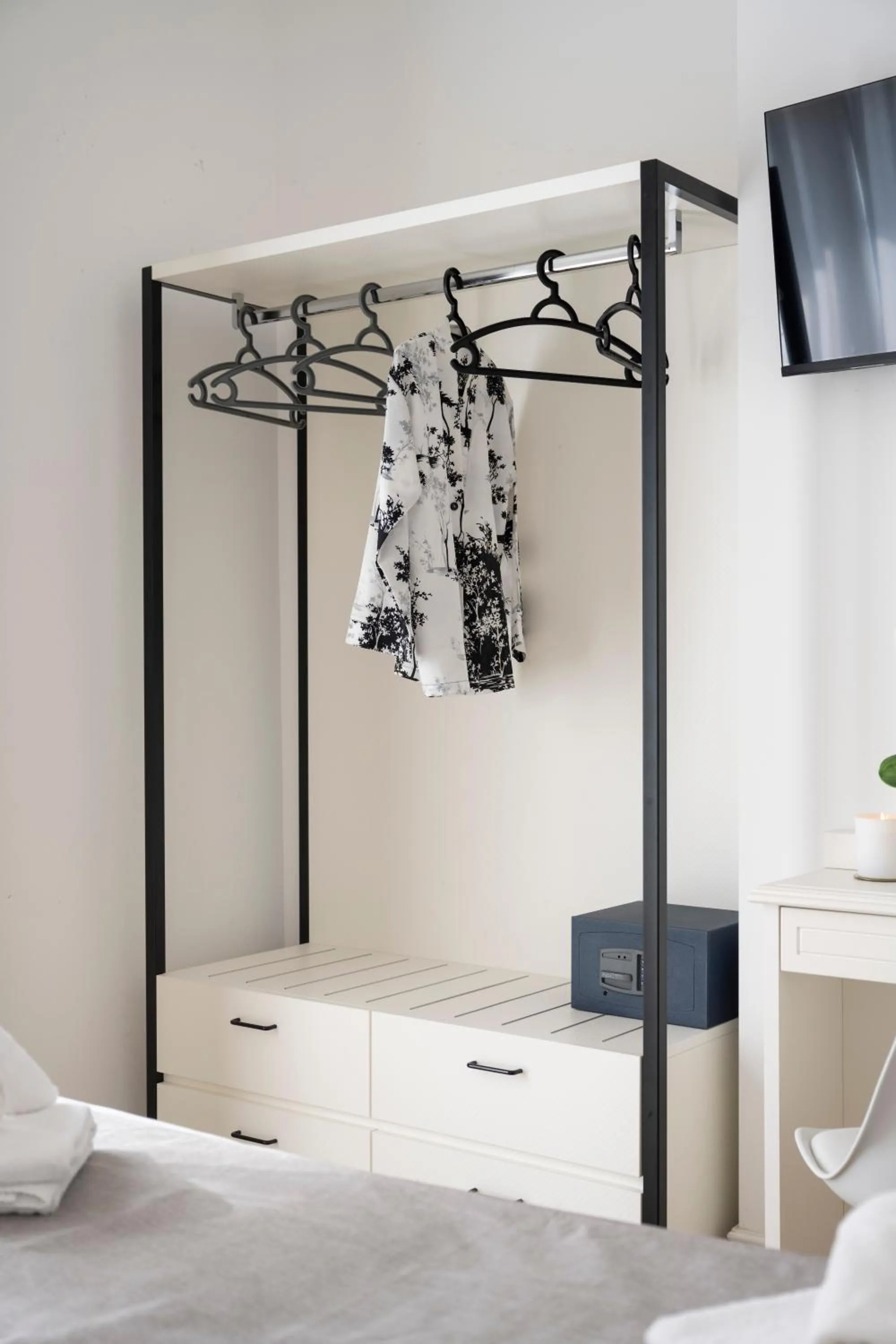 wardrobe, Bed in Hotel Continental