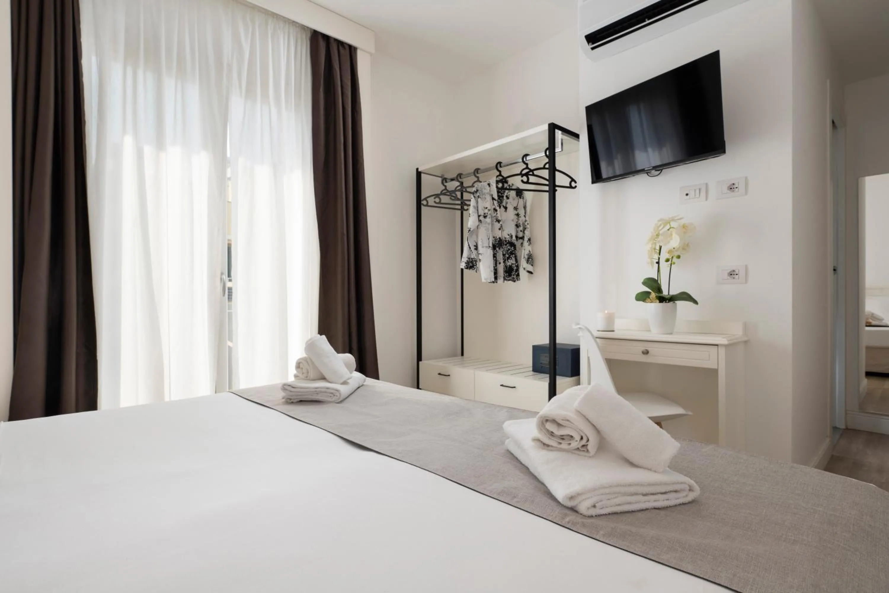 Photo of the whole room, Bed in Hotel Continental
