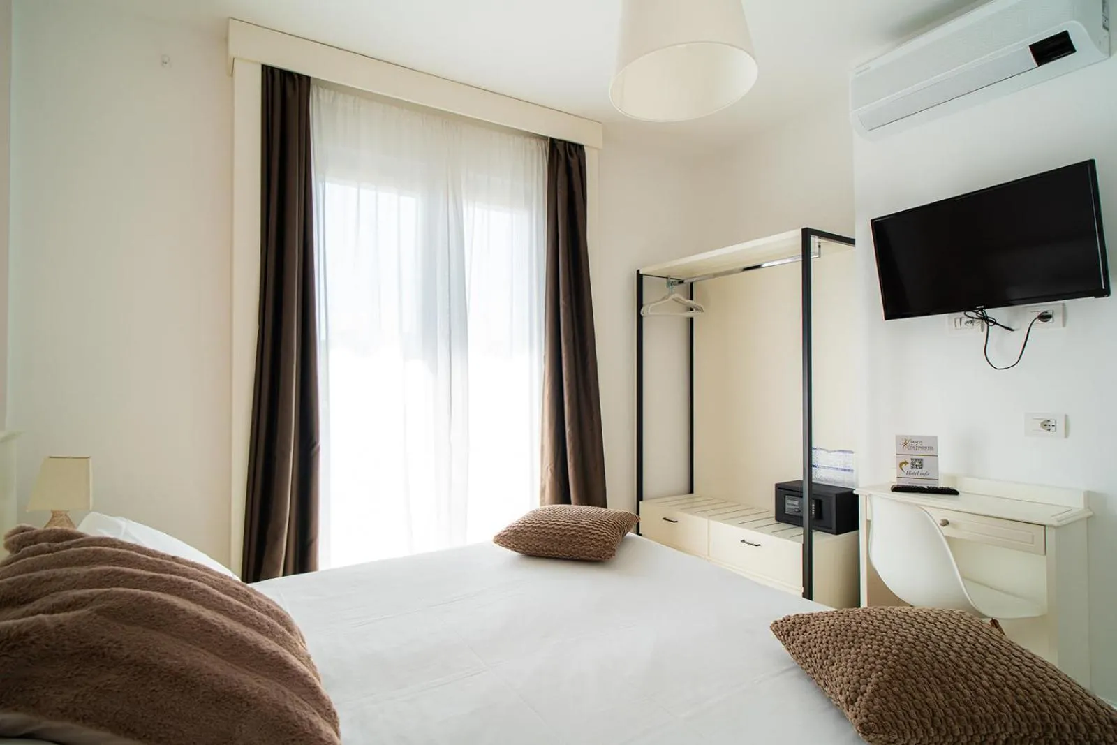 Bed in Hotel Continental