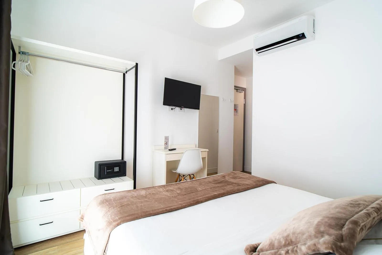 Bed in Hotel Continental
