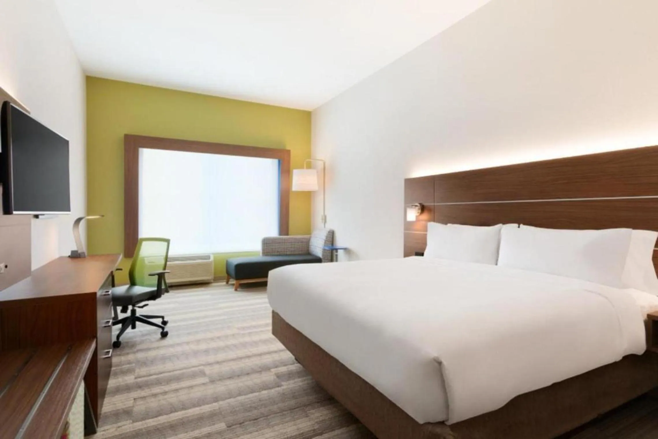 TV and multimedia, Bed in Holiday Inn Express & Suites - Cincinnati NE - Red Bank Road by IHG