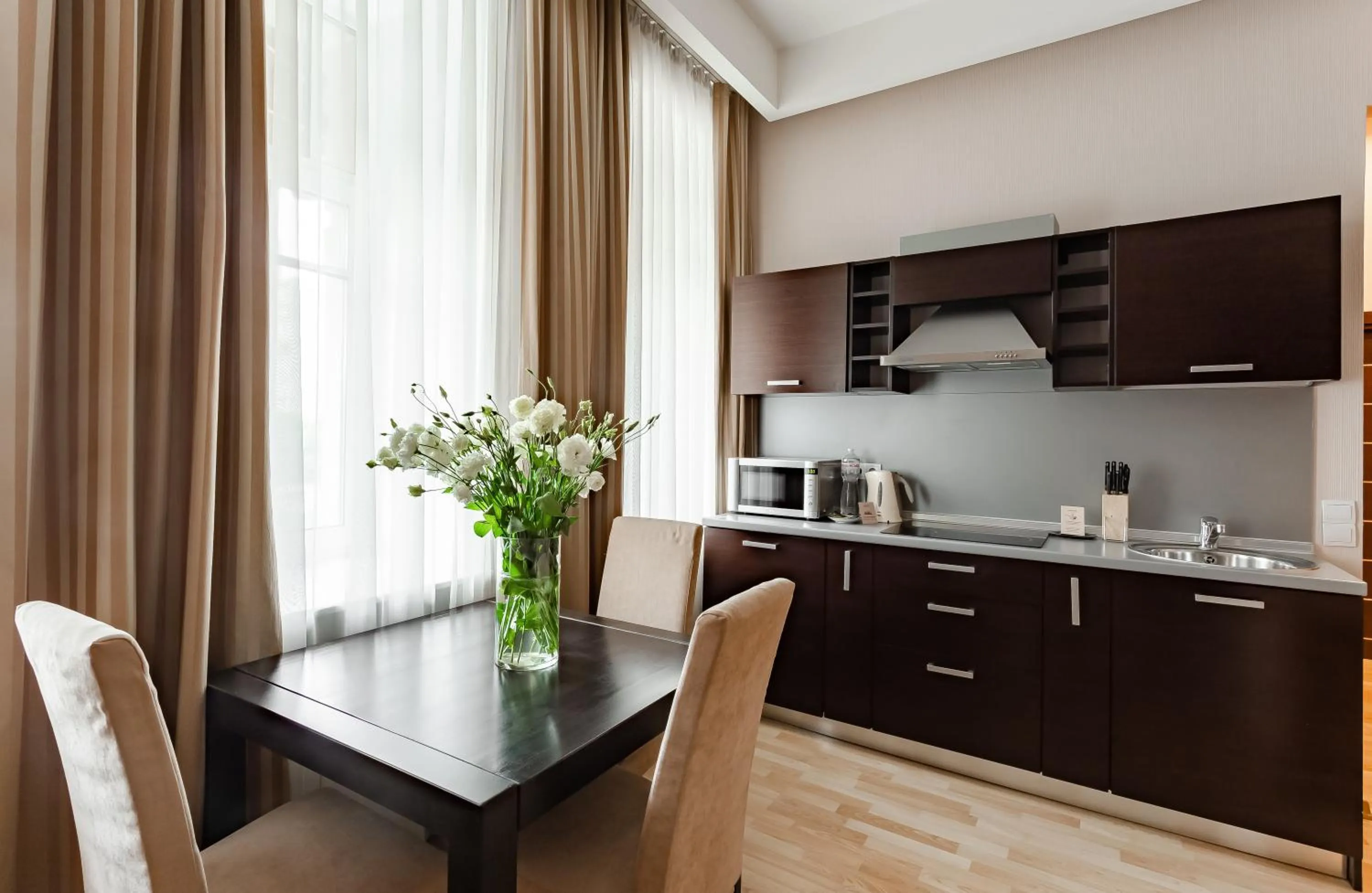 Coffee/tea facilities in Senator Victory Square