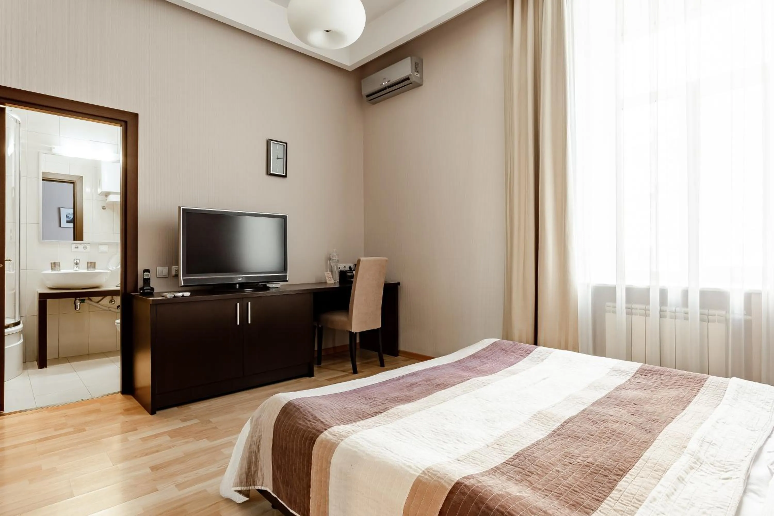 Bed in Senator Victory Square