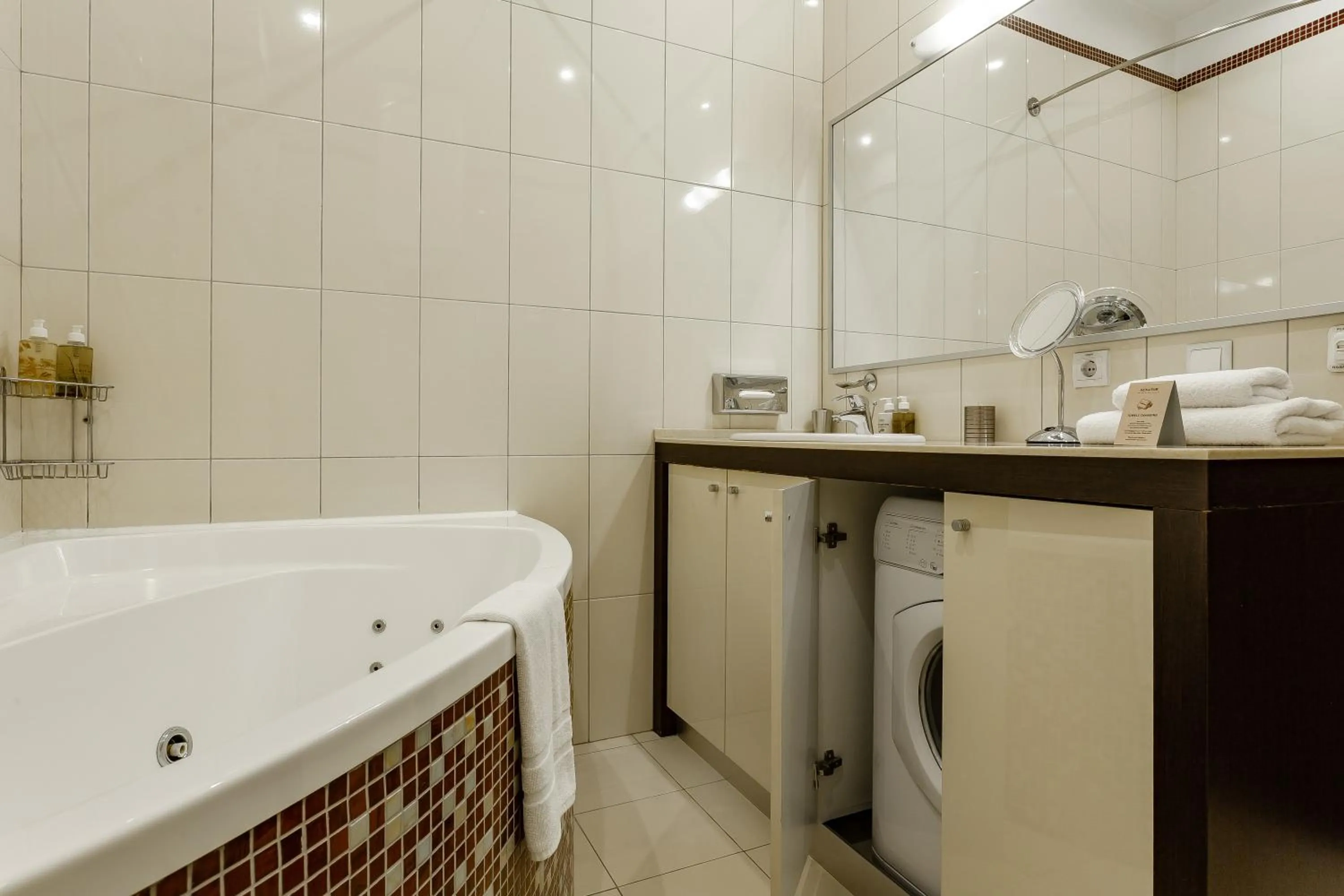 Hot Tub in Senator Victory Square