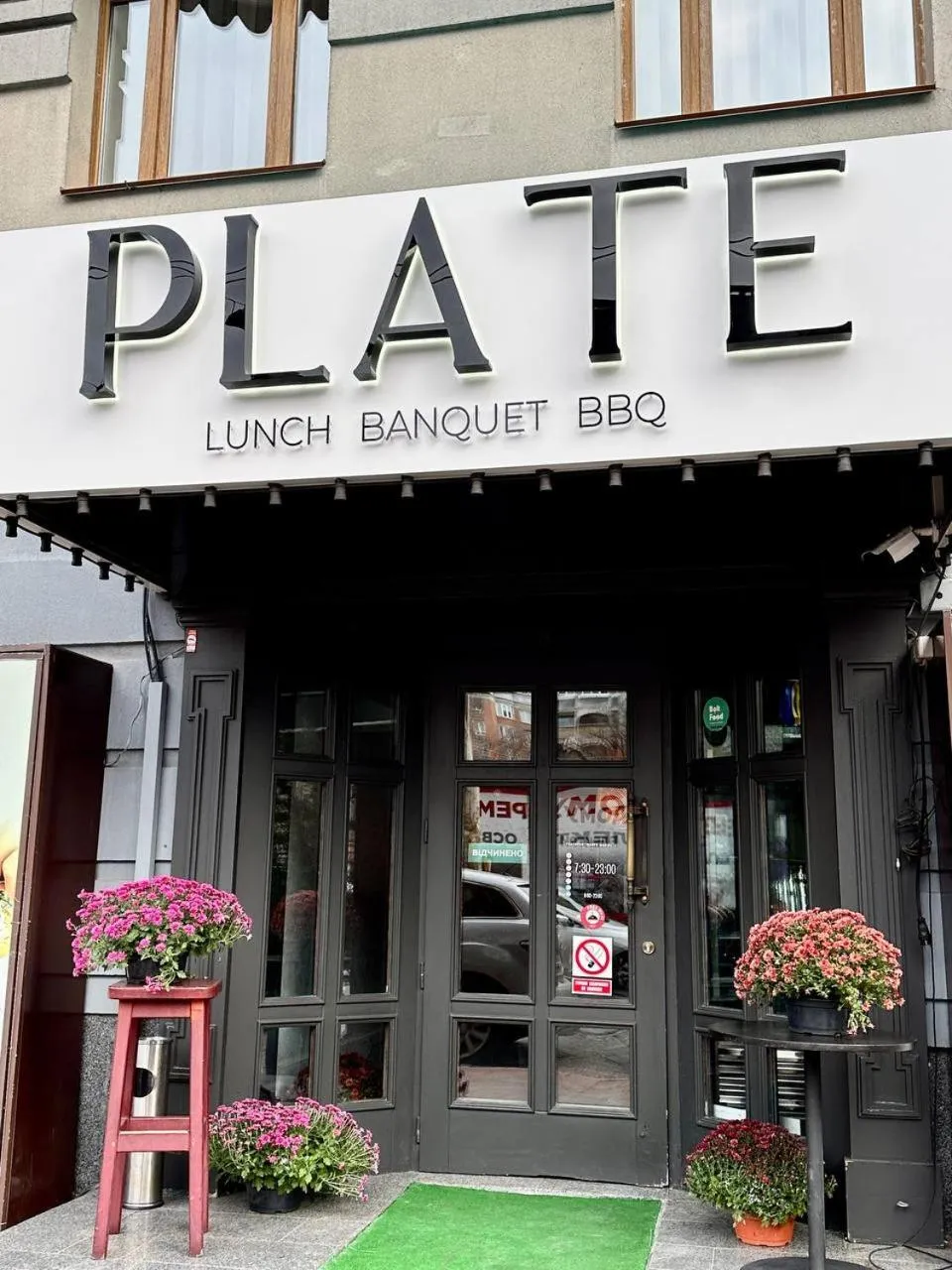 Restaurant/places to eat in Senator Victory Square