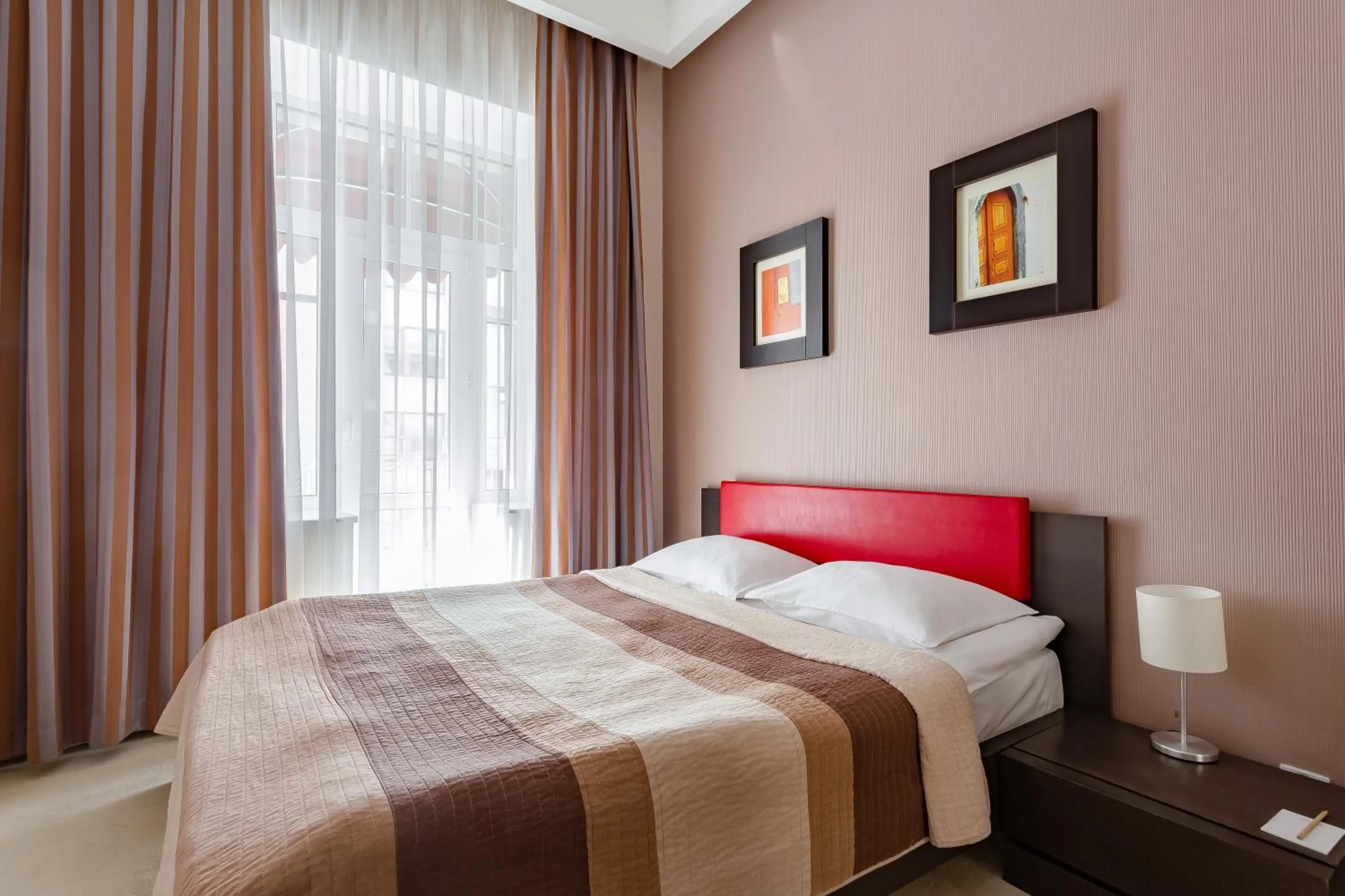 Bed in Senator Victory Square