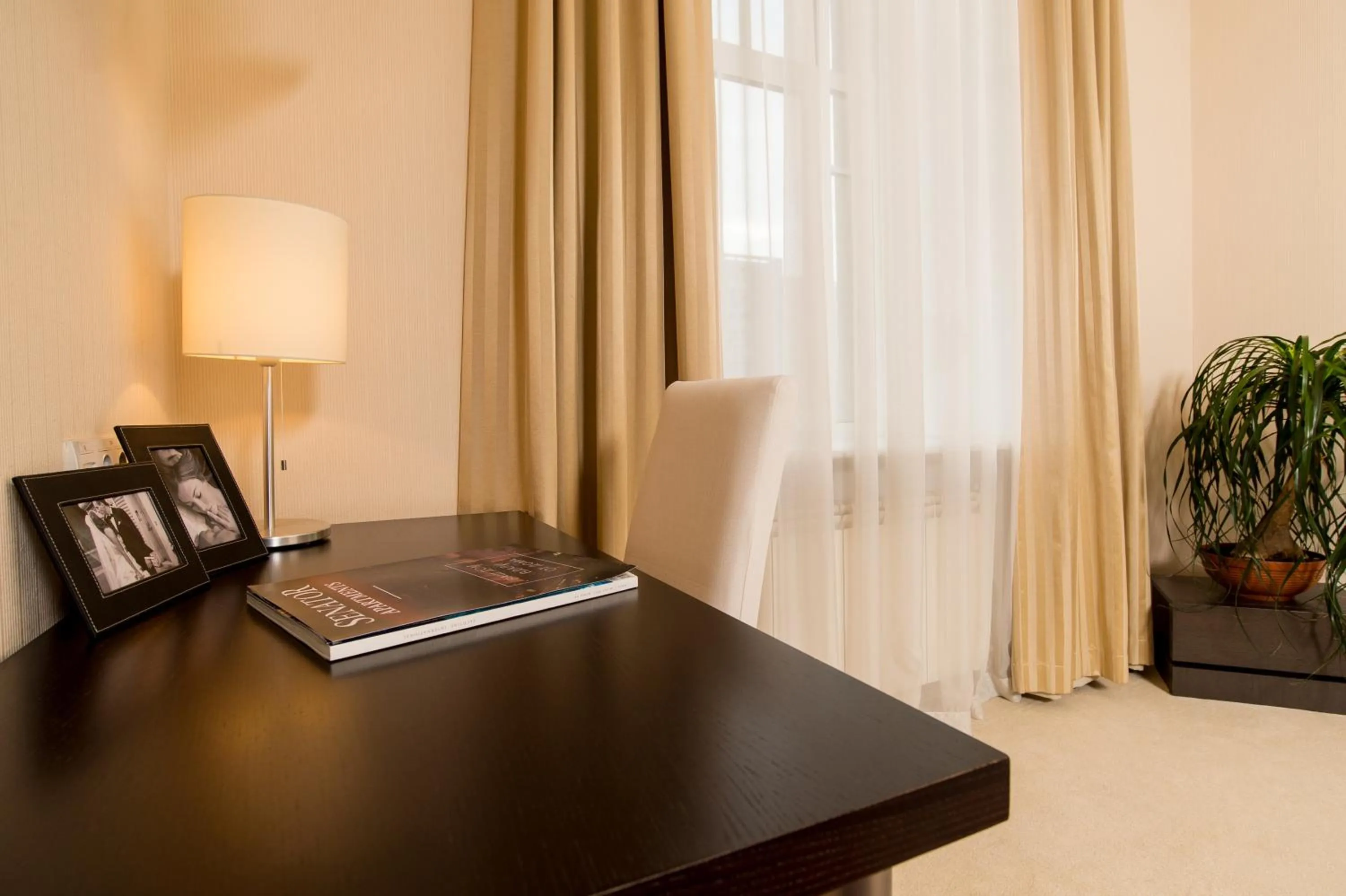 Seating area in Senator Victory Square