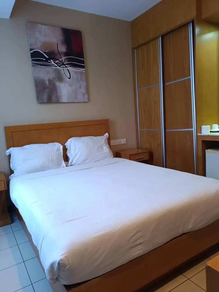 Bed in Fratini's Hotel Labuan