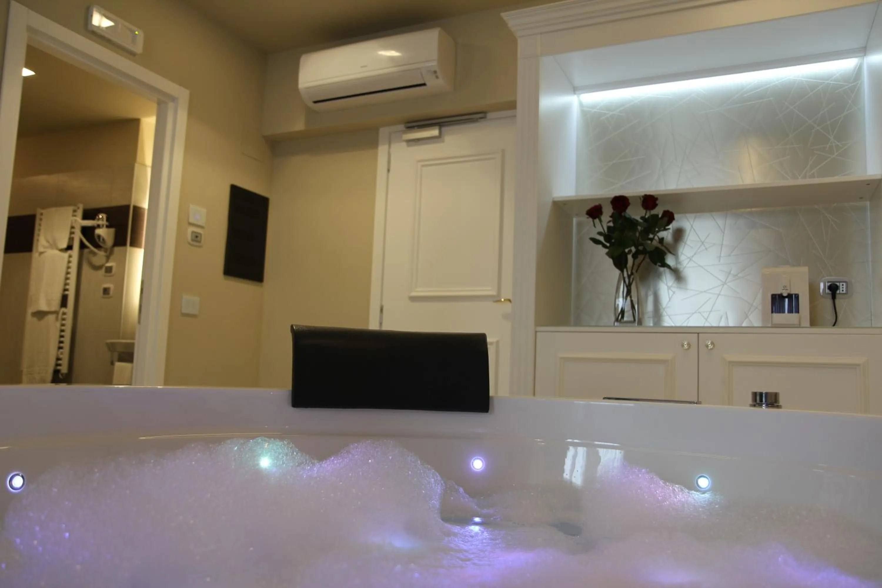 Hot Tub in Suites & Apartments Liola'