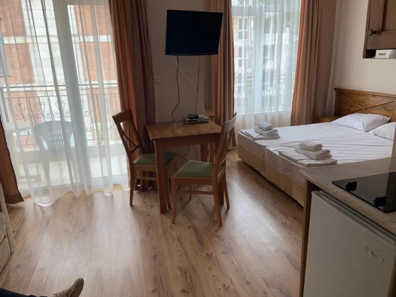 Communal lounge/ TV room, Bed in Dawn Park Complex