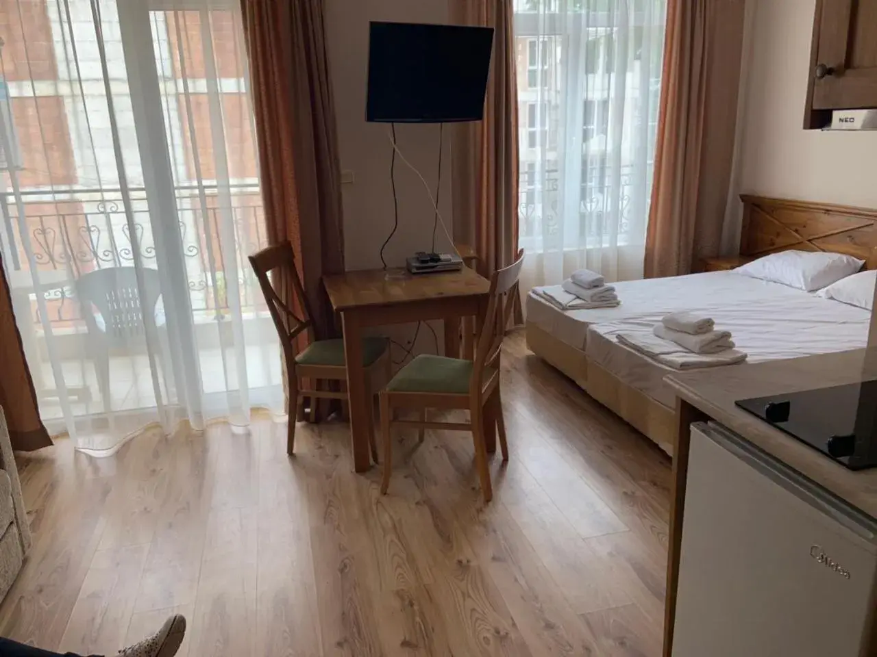 Communal lounge/ TV room, Bed in Dawn Park Complex Communal lounge/ TV room, Bed in Dawn Park Complex